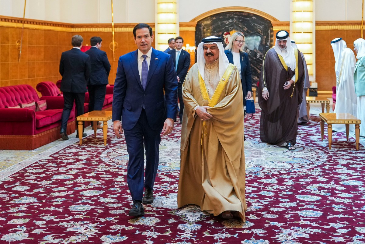 El secretario de Estado de Estados Unidos, Marco Rubio (izq.), camina junto al rey de Baréin, Hamad bin Isa Al Khalifa, tras su reunión en el Palacio Al-Sakhir, cerca de Zallaq, el 25 de junio de 2026.