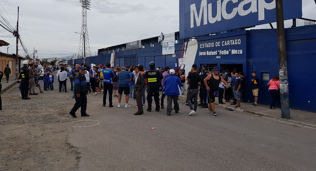 La Policía se hizo presente a las afueras del Fello Meza y logró detener el enfrentamiento entre la barra de Cartaginés y Herediano, que se dio este domingo en los alrededores del estadio, previo al partido.