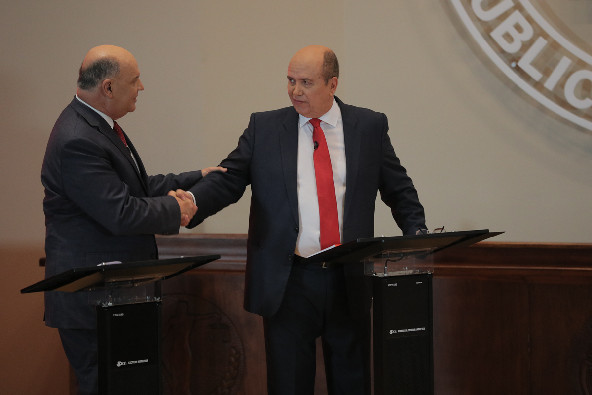 Los precandidatos del PUSC, Rodolfo Piza (izq.) y Rafael Ortiz se enfrentaron este jueves en el debate organizado por el Grupo Extra en el auditorio del Colegio de Abogados. Los aspirantes no se atacaron entre ellos y coincidieron en temas como la protección de la vida y la negativa al matrimonio entre gays.