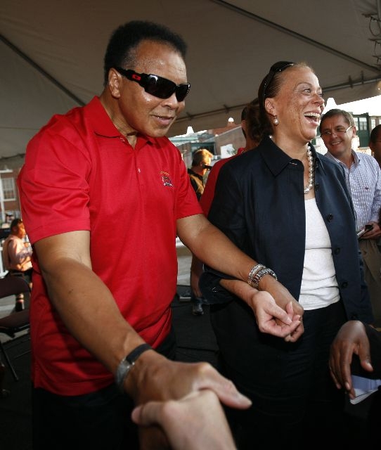 Muhammad Alí y su esposa Lonnie en una actividad en el 2008. | AP