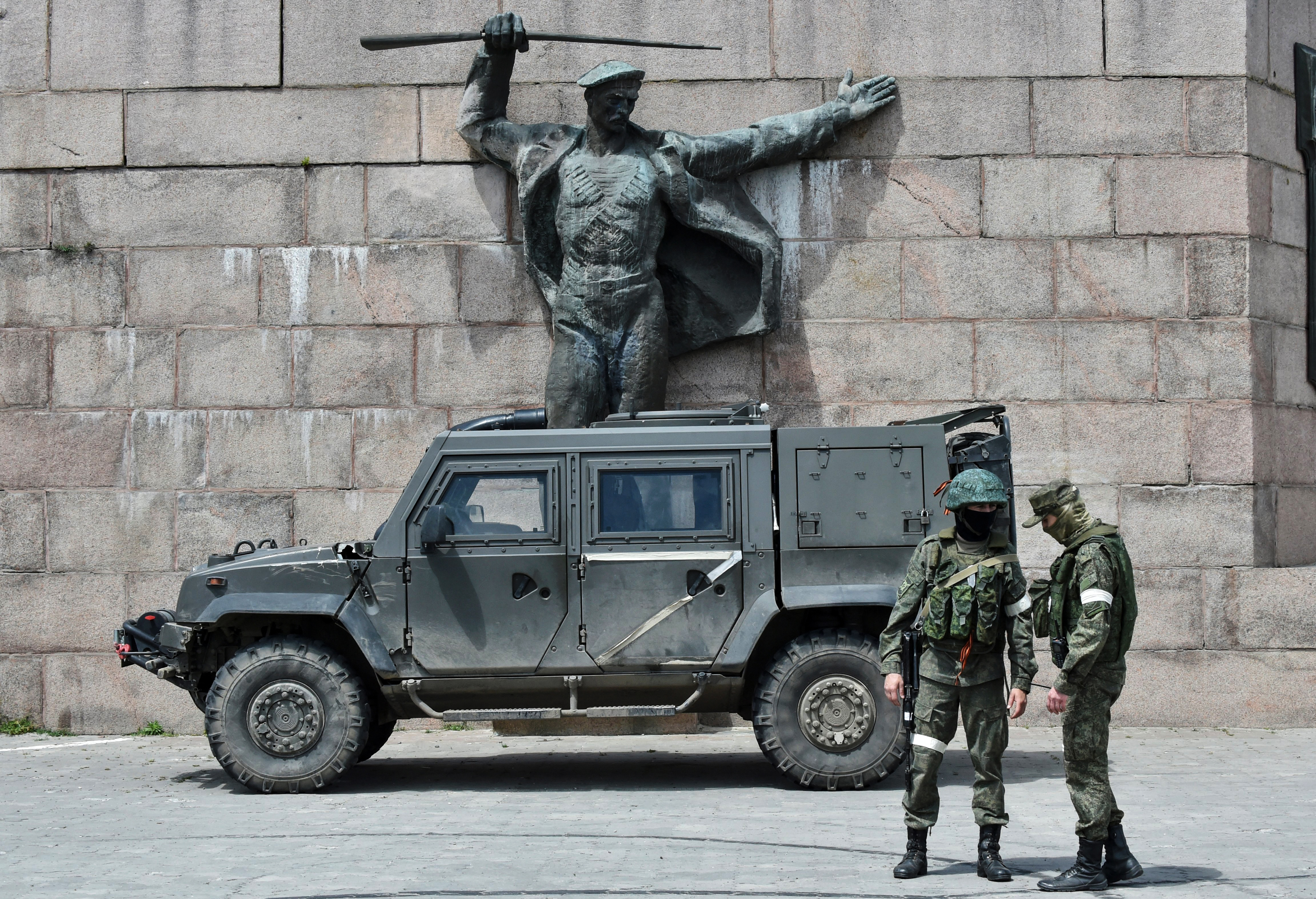 (FILES) In this file photo taken on May 20, 2022 Russian servicemen patrol at the Eternal Flame monument in Kherson, amid the ongoing Russian military action in Ukraine. - Pro-Kremlin officials in the Russian controlled region of Kherson in southern Ukraine said on October 19, 2022 they had begun moving civilians from its main city, as Ukrainian forces advance south. (Photo by Olga MALTSEVA / AFP)