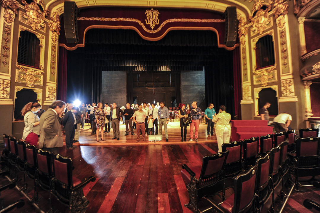 20/10/16. En el marco de la celebracion del 119 aniversario del Teatro Nacional, se realizo un recorrido desde el sotano hasta lo mas alto del mismo para realizar fotografias de diferentes rincones del teatro donde normalmente no puede llegar el publico. Foto de Jorge Castillo.