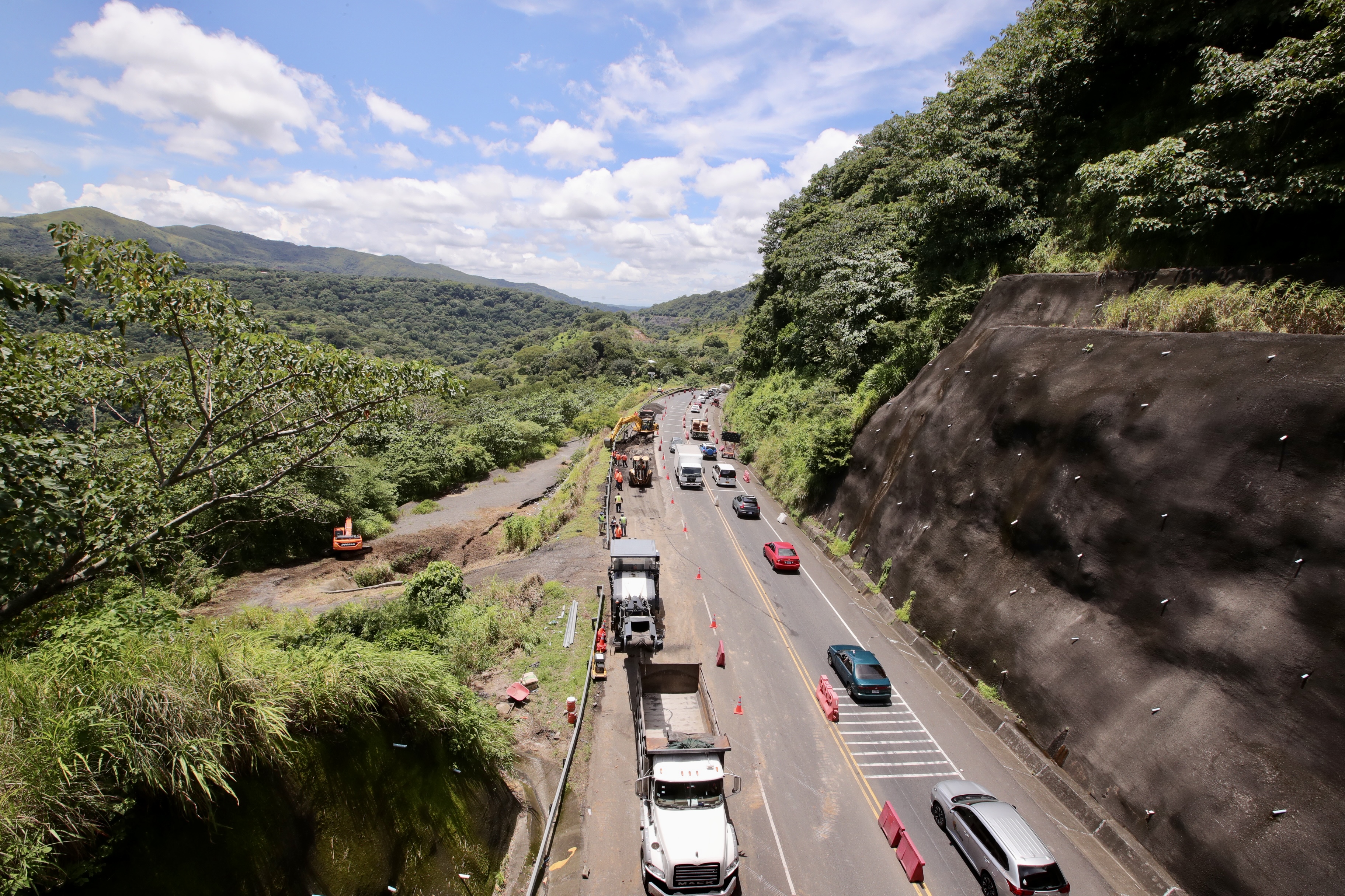 22/09/2022 En el sector de escobal de Atenas en la ruta 27 en el kilómetro 44 en el hundimiento los trabajos continúan pero Laname indica que la carretera está en muy mal estado. Foto Alonso Tenorio