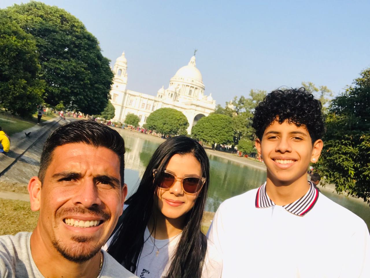 Johnny Acosta junto a su familia en el Victoria Memorial, un monumento de Calcuta. Fotografía: Cortesía.