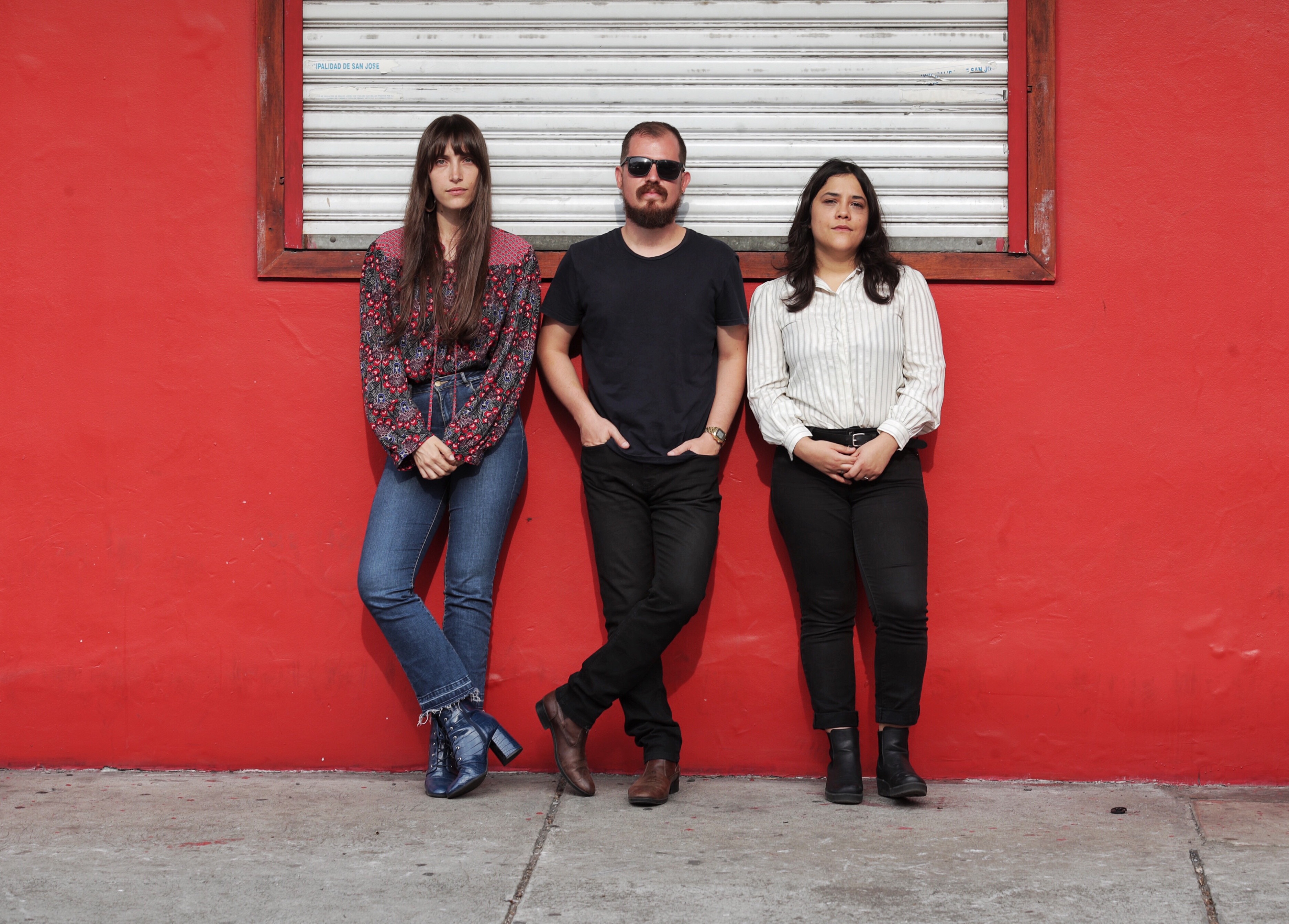 Las Robertas estrenan el disco 'Together Outrageously' y parten a Coachella. En lña foto: Mercedes Oller, Fabrizio Durán y Sonya Carmona. John Durán