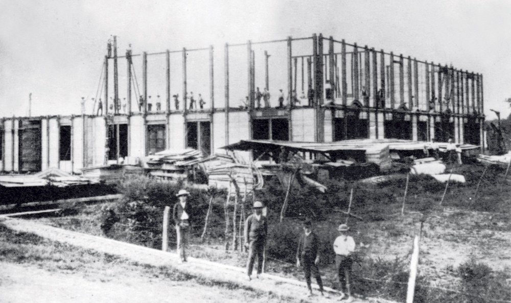 Levantar un ícono. El llamado Edificio Metálico durante su construcción, hacia 1894, visto desde la Calle de la Estación. Fotografía de autor no determinado.