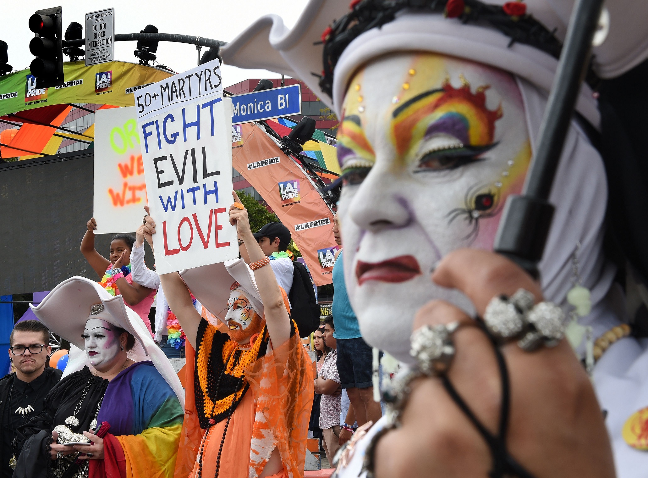 Participantes en el Desfile del Orgullo Gay en Los Ángeles, California, rindieron tributo el domingo a las víctimas de la matanza en Orlando.