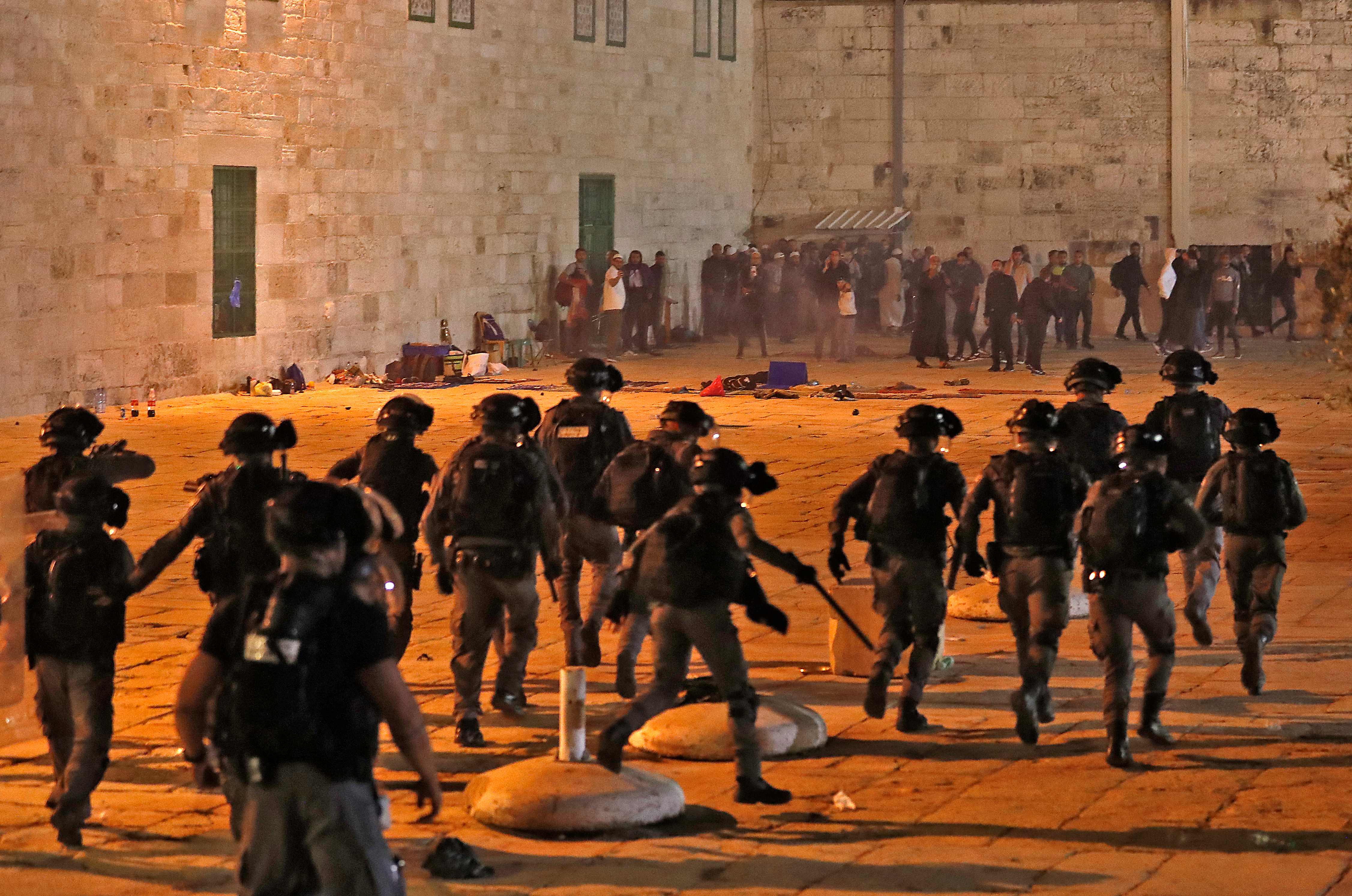 Israeli seurity forces advance amid clashes with Palestinian protesters at the al-Aqsa mosque compound in Jerusalem, on May 7, 2021. (Photo by Ahmad GHARABLI / AFP)