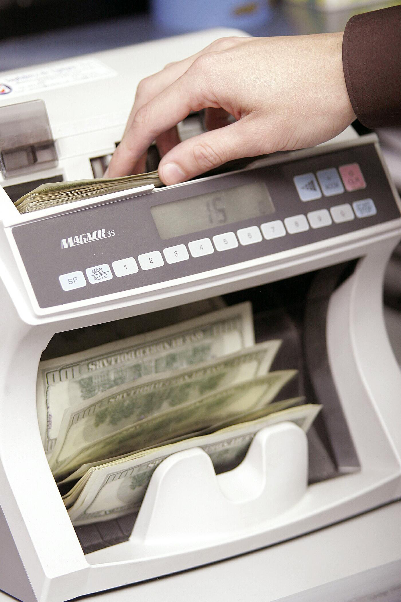 La agencia espera que el banco central continúe interviniendo en el mercado cambiario para aliviar la volatilidad cambiaria.