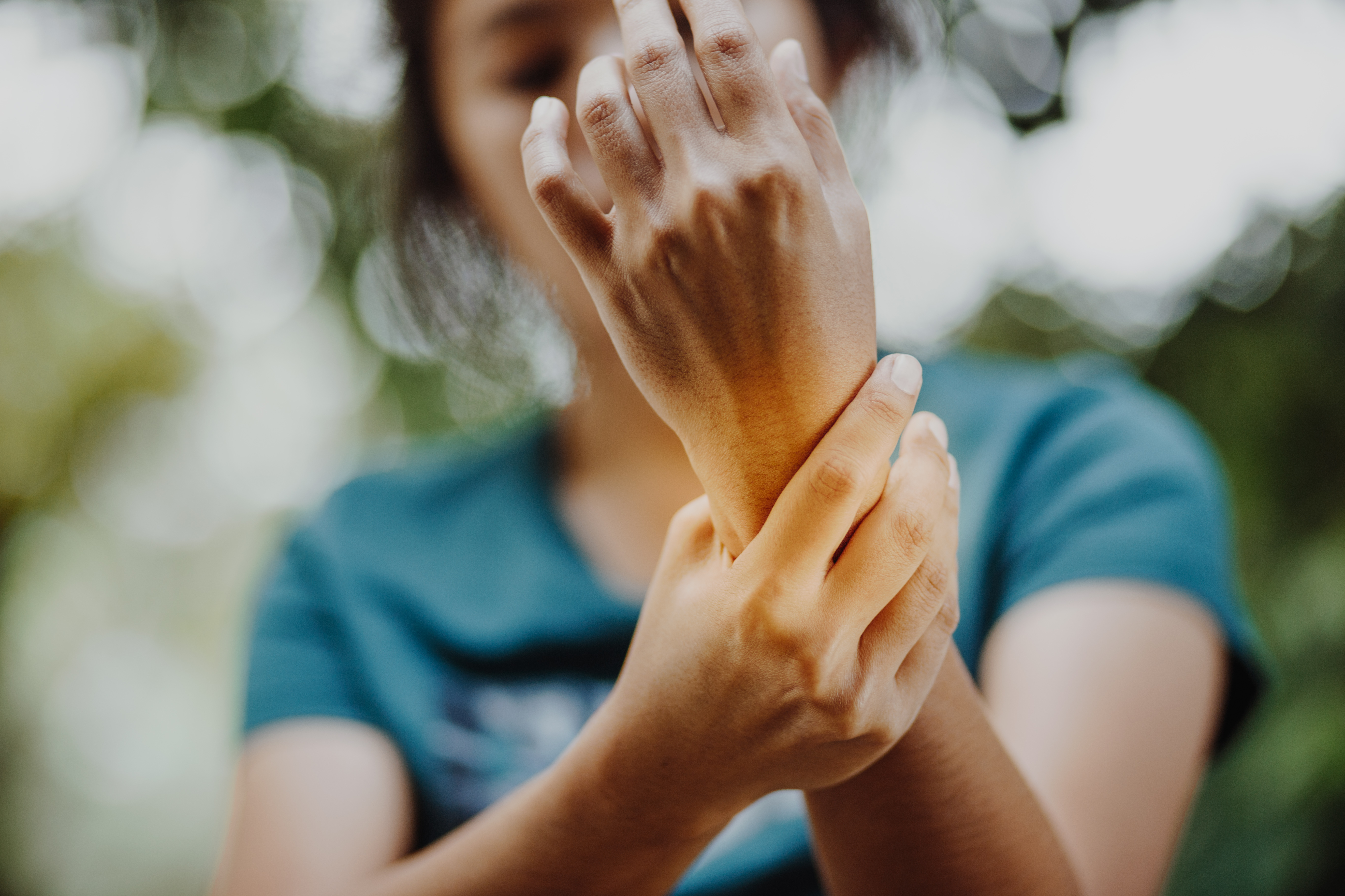 Dolor en las muñecas por artritis son un ejemplo de dolor crónico.
Fotografía: Shutterstock