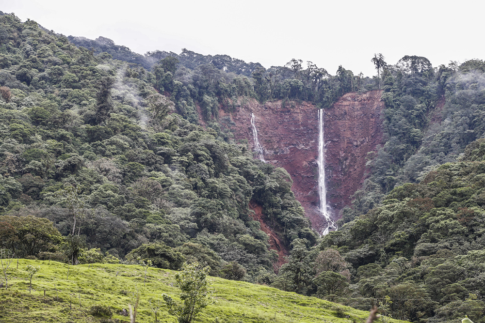 En los ríos Turrialba, Coliblanco y Playas se dieron los principales derrumbes. Para los expertos, los deslizamientos fueron acelerados porque al momento del temblor estaban muy saturados de agua. En cuanto a casas se reportaron daños en 64 casas en cuatro cantones. | ADRIÁN SOTO