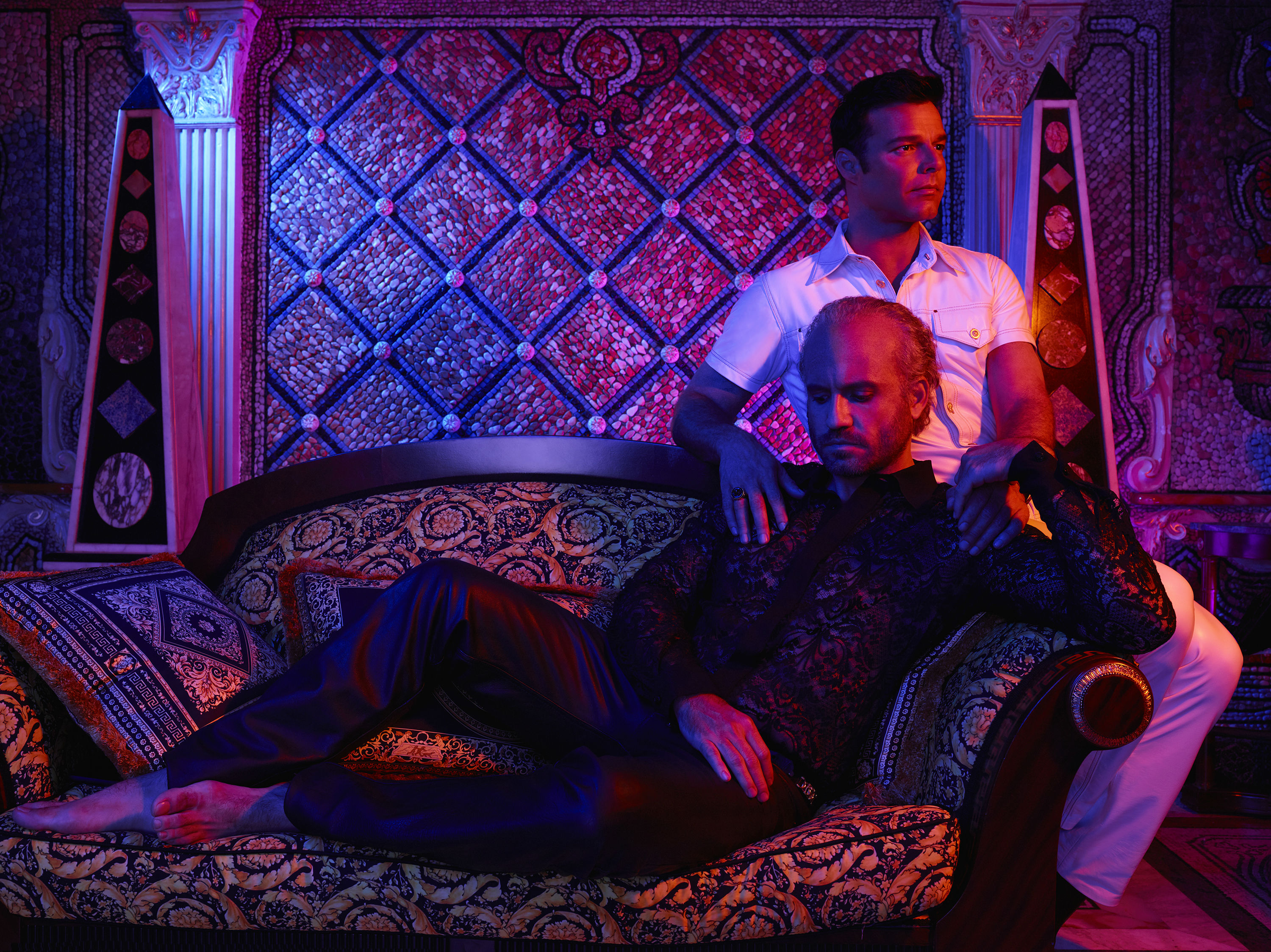 El Asesinato de Gianni Versace: American Crime Story. FX.
La nueva entrega de American Crime Story se centra en el
trágico asesinato del titán de la moda Gianni Versace. Versace, fue uno de los diseñadores más excitantes y provocativos del momento, famoso por sus
llamativos diseños.