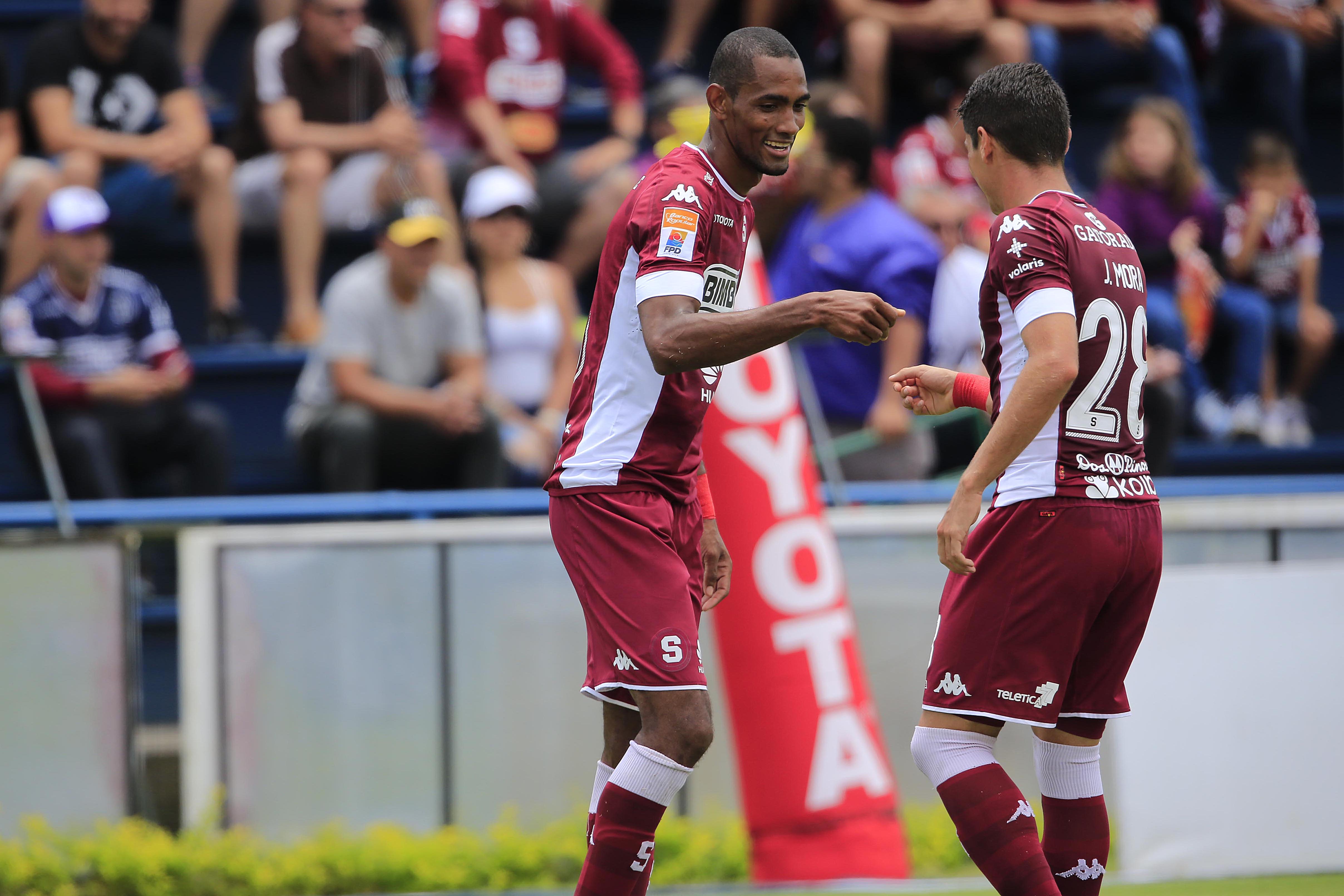 El catracho Jerry Bengston inició con gol el campeonato nacional. Aquí lo celebra con Joseph Mora.