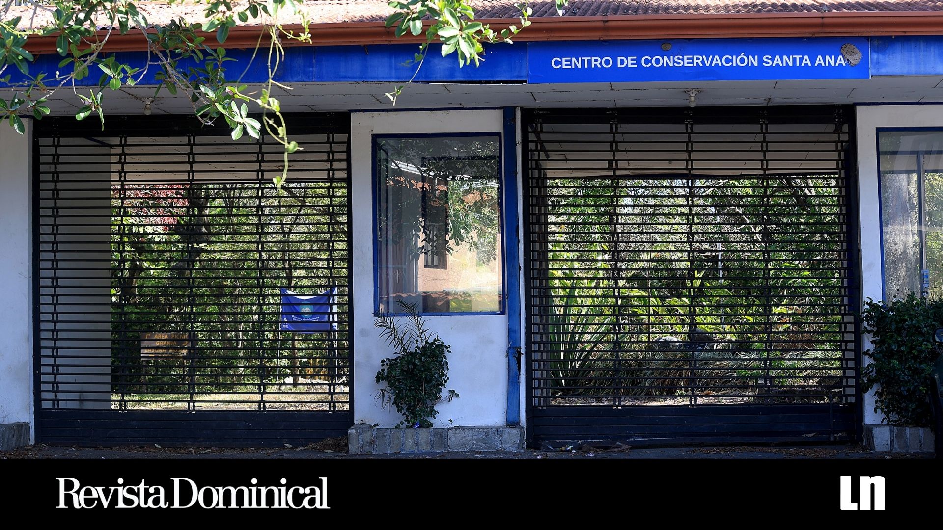 Imagen de las verjas cerradas del Centro de Conservación Santa Ana, con el logo de Revista Dominical.