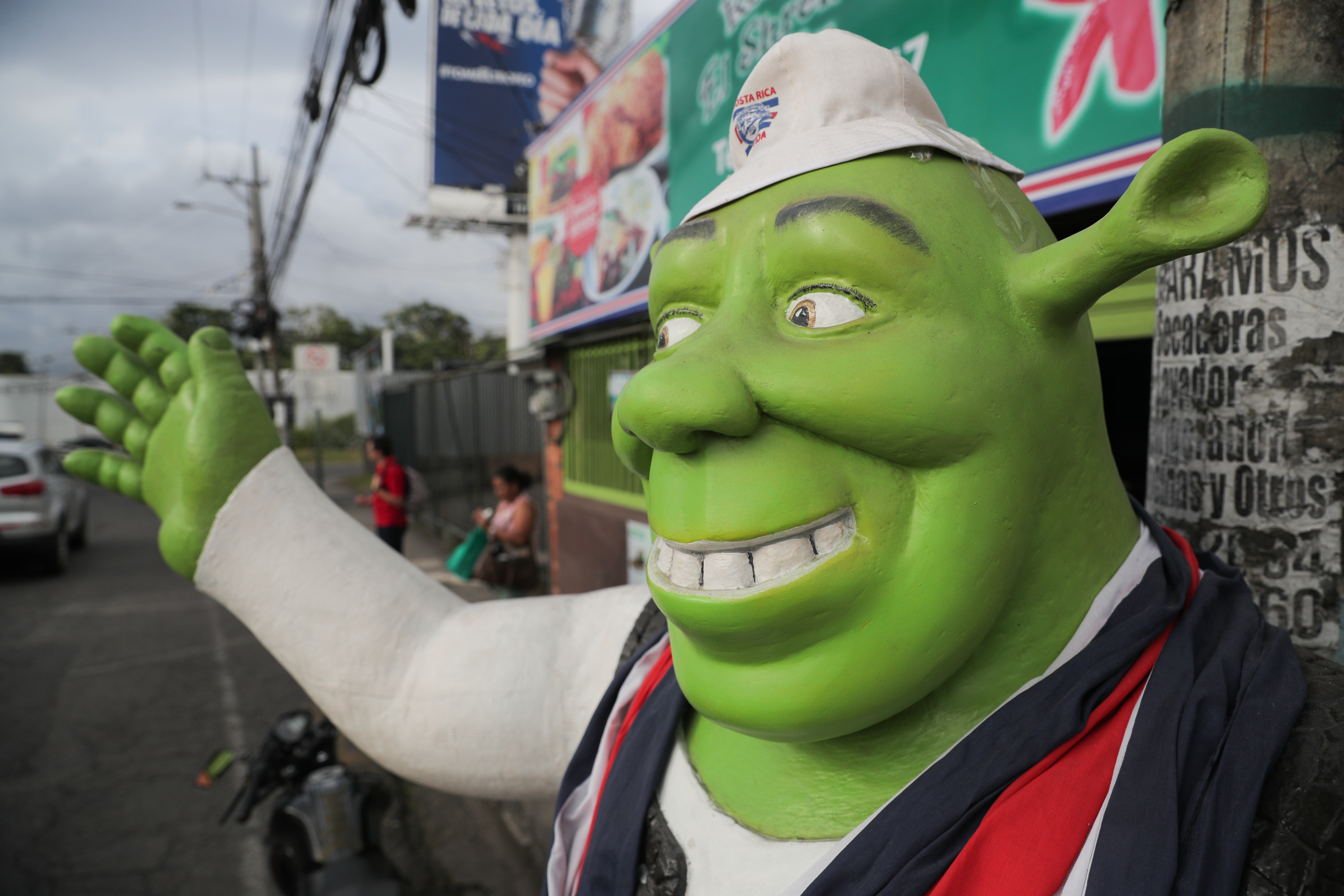 MATERIAL EMBARGADO DOMINICAL HASTA 16 DICIEMBRE. 28/11/2018. Zapote, Visita al restaurante El Shrek Tico, en su nuevo local en Zapote antiguamente ubicado en el Outlet Mall San Pedro. Arturo Mora el dueño del local. Foto Jeffrey Zamora