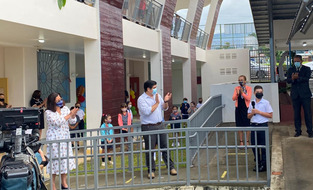 12/'6/2021. Carlos Alvarado en la Escuela de Sarchí Norte este lunes. Foto: Michelle Campos