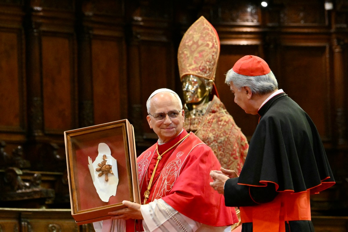 El papa León XIV recibe un obsequio del cardenal Domenico Battaglia en la Catedral de Nápoles, como parte de una visita pastoral a Nápoles el 8 de mayo de 2026.