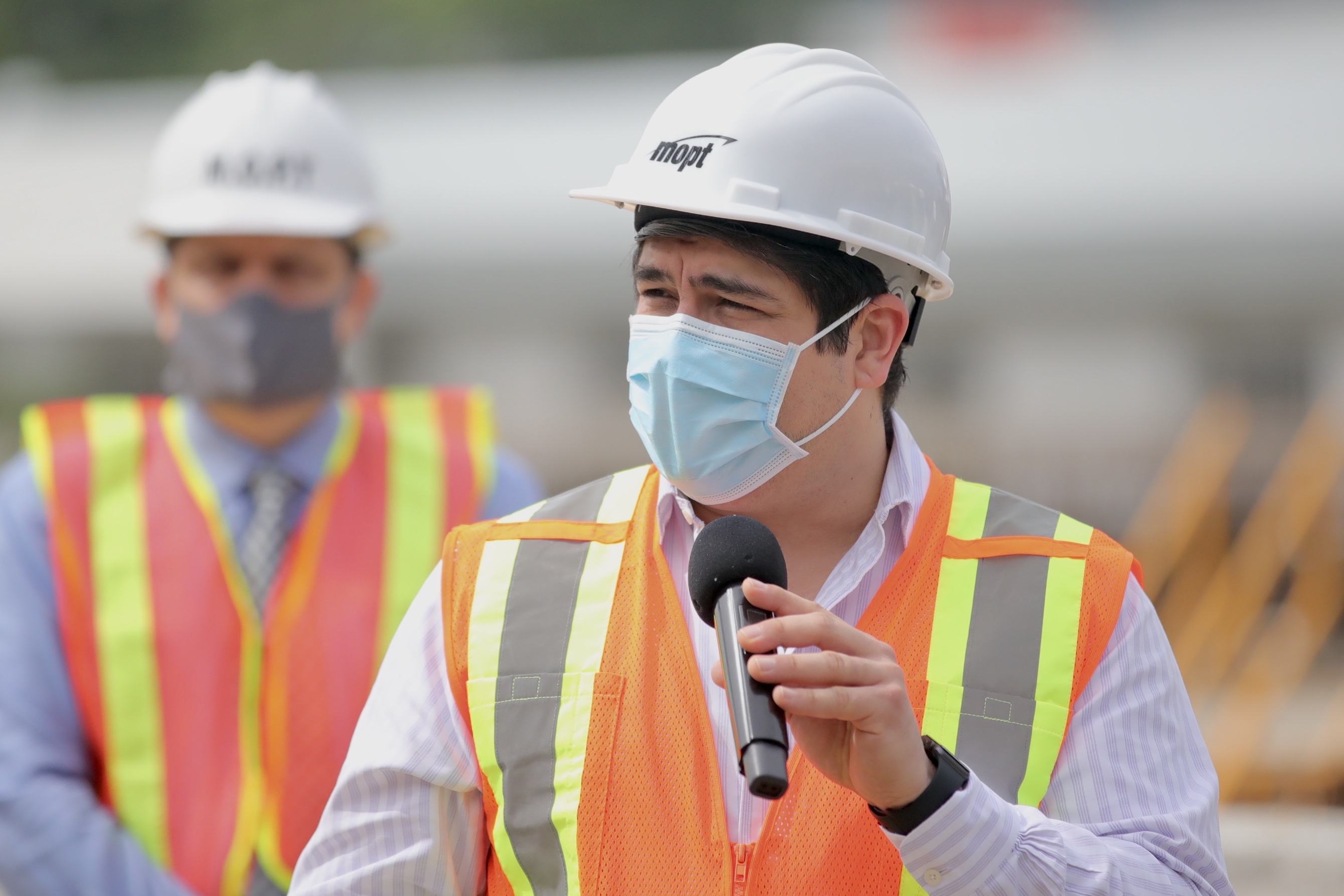 25/06/2020 La colocación de la última viga del tercer nivel de la circulación norte sobre la ruta 32, con el presidente de la República Carlos Alvarado y el ministro de MOPT Rodolfo Mendez Mata. Foto Alonso Tenorio