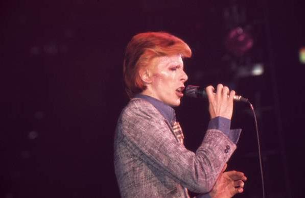 La era setentera de David Bowie lo encontró rompiendo barreras de género en sus múltiples personajes.