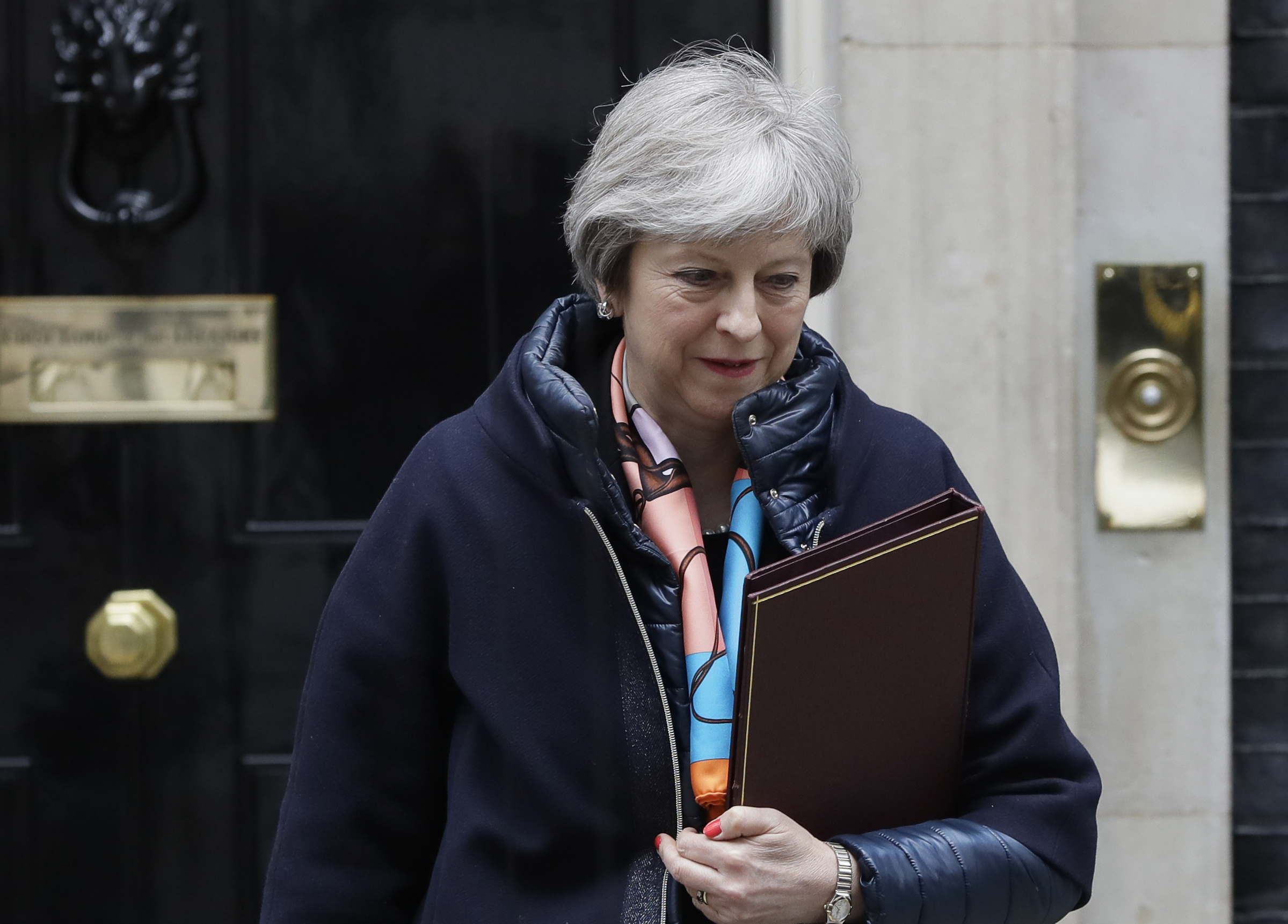 La primera ministra británica, Theresa May, sale de Downing Street para asistir al Parlamento, el 13 de marzo del 2018, en Londres. Agencia: AP