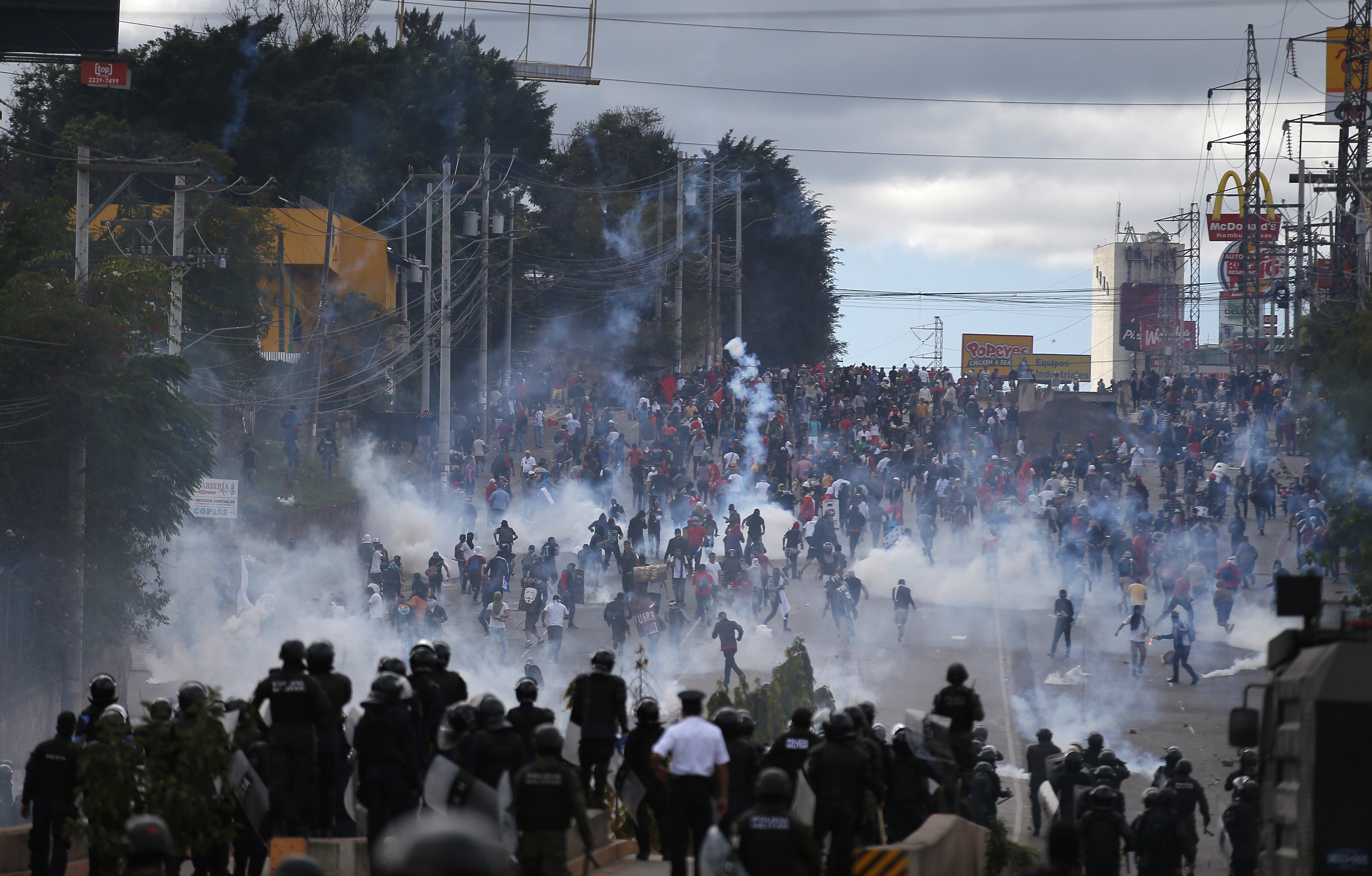 Soldados y policías lanzaron gases lacrimógenos contra los manifestantes que protestaron contra la inauguración presidencial de Juan Orlando Hernández, el 27 de enero del 2018, en Tegucigalpa, Honduras.