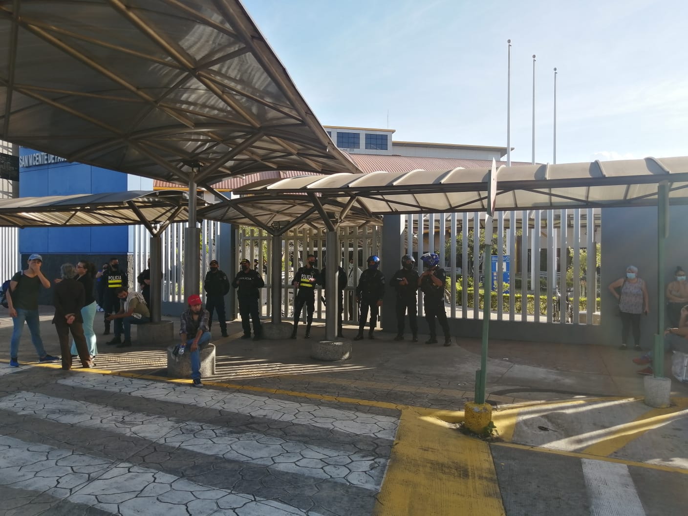 Oficiales de la Fuerza Pública resguardan la entrada del Hospital San Vicente de Paul, en Heredia.