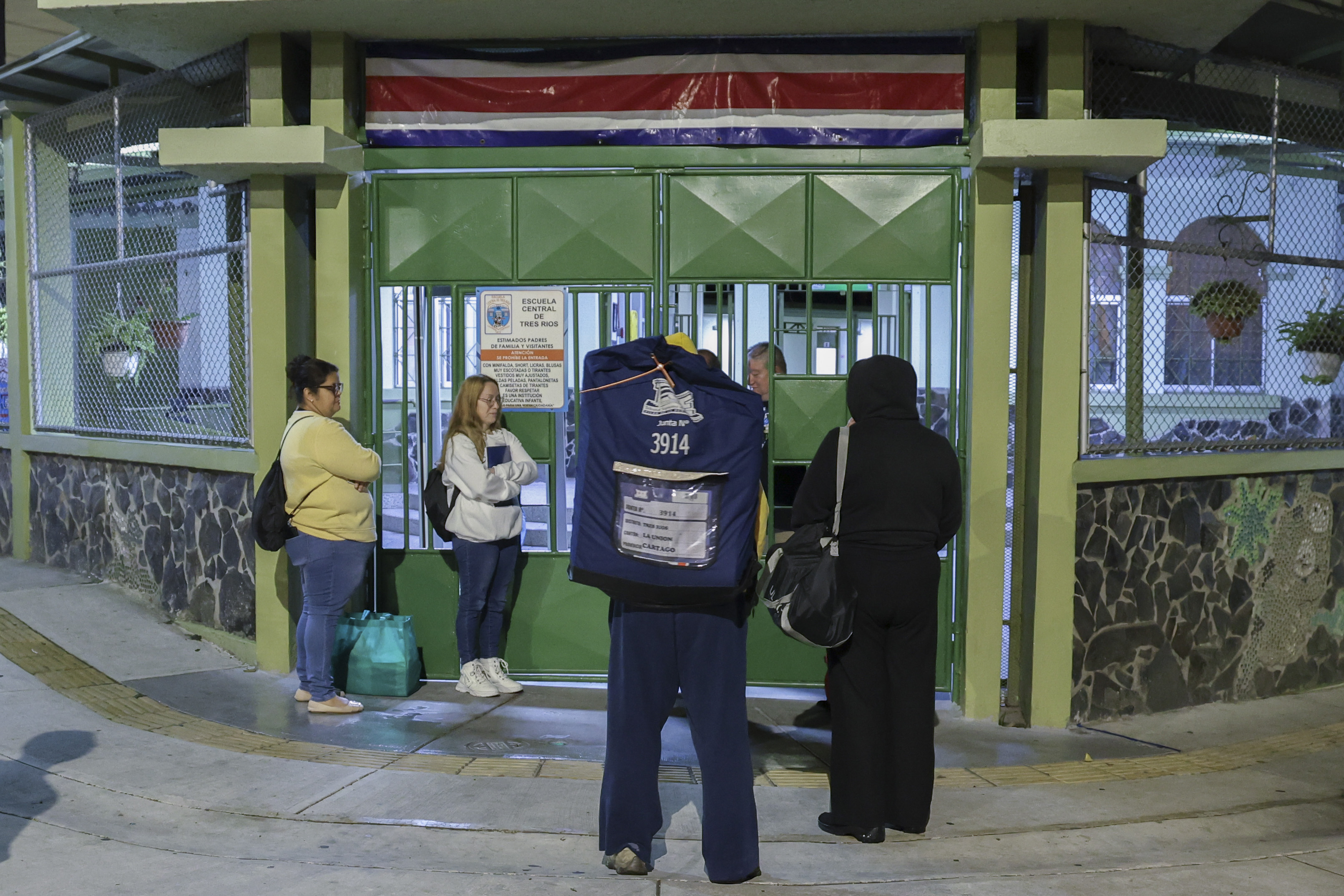 Cuando la ciudadanía hace posible la democracia: Las fotos que nos recuerdan el valor de lo que tenemos