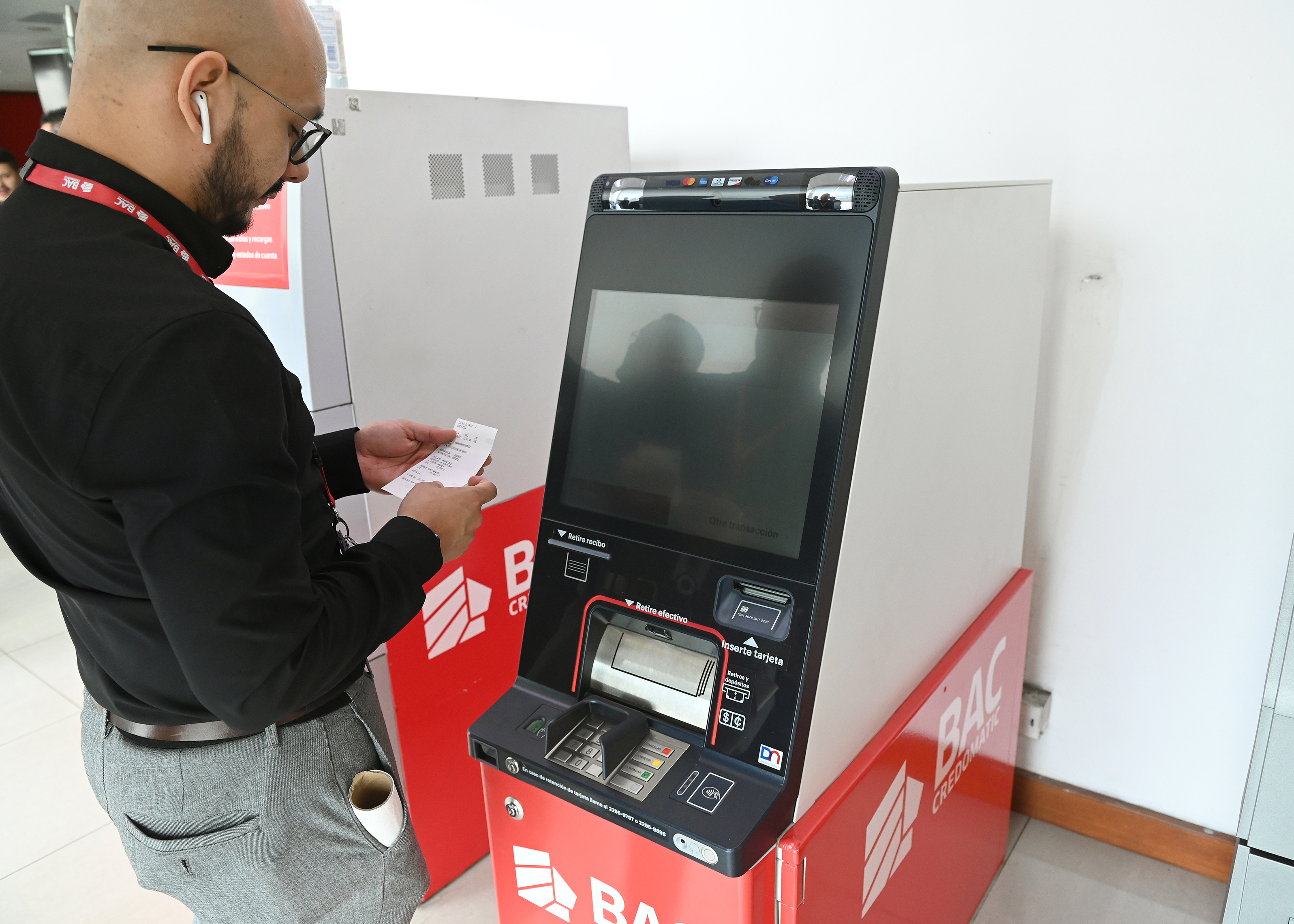Oscar Carazo, gerente comercial de la sucursal de BAC Credomatic en El Cruce, muestra el funcionamiento de los nuevos cajeros automáticos, que son más modulares. (Foto Albert Marín para La Nación).