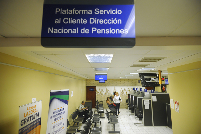 Los regímenes con cargo al Presupuesto Nacional cuentan con 61.360 beneficiarios. El pago de la pensión de estas personas ascenderá a ¢1 billón, el 21% de dicho dinero se financiará con deuda. Foto: Eyleen Vargas.