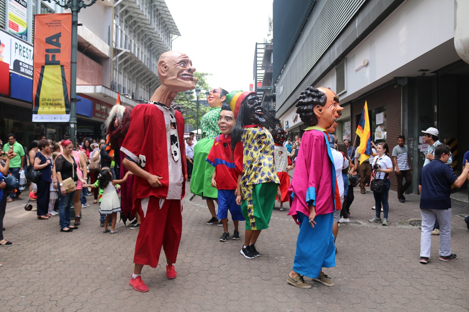 El concurso de máscaras llenó de color (y humor) la calle Empedrada