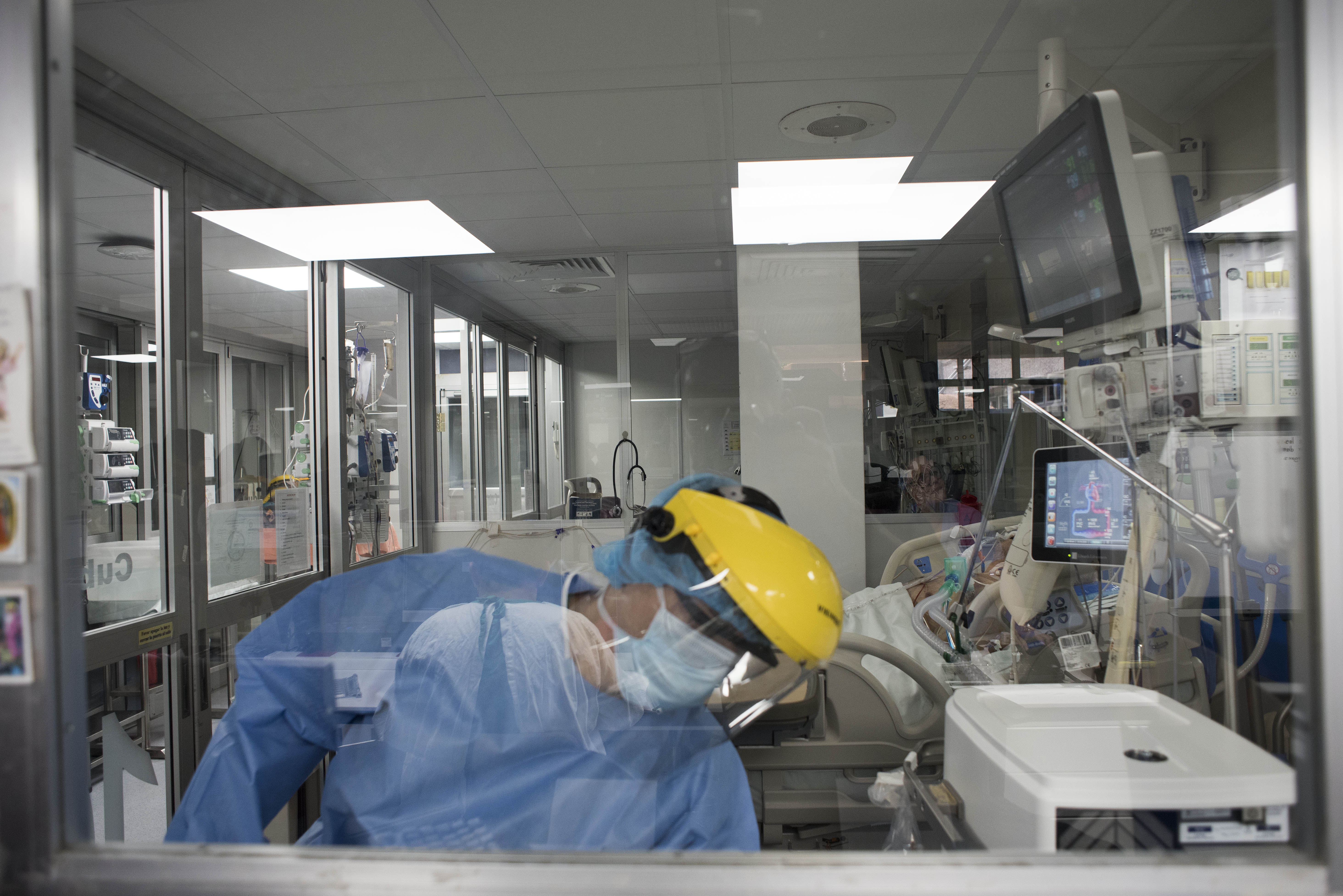 (FOTOS PARA REVISTA DOMINICAL) En los cubículos de cuidados intensivos, además de haber camas especiales, ventiladores, monitores, bombas de infusión y equipo especializado, estos días, de trabajo intenso, también sobresale la humanidad y el calor humano que los funcionarios transmiten a los pacientes. Foto: Carlos González/ HNN