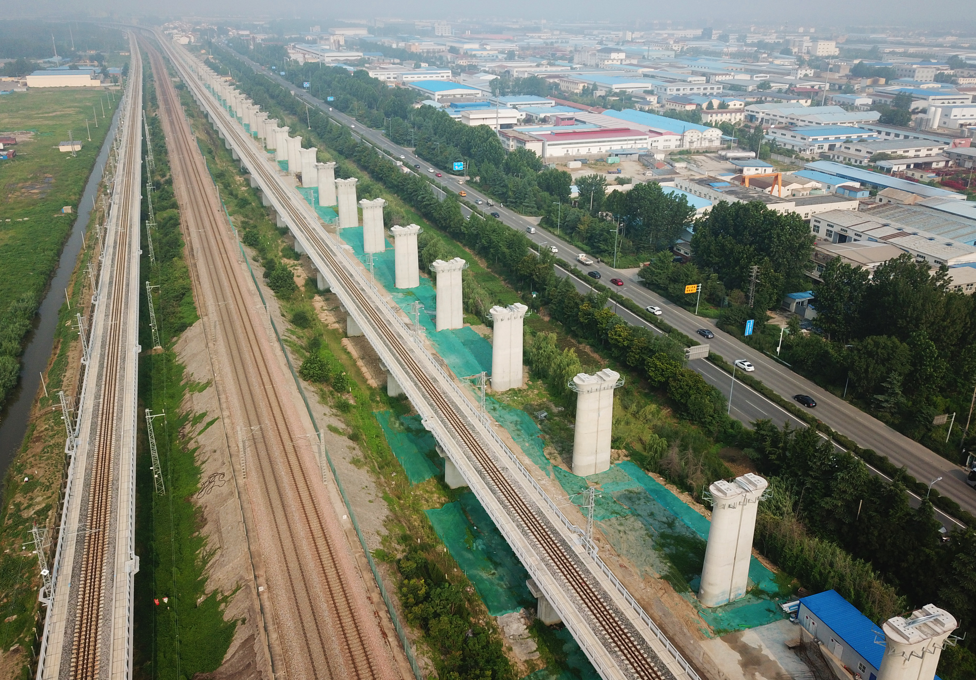 Esta fotografía aérea muestra un puente en construcción de la red ferroviaria de alta velocidad de China en la provincia de Jiangsu, al este del país. El crecimiento de China se desaceleró a su ritmo más débil en casi tres décadas en el segundo trimestre, con la guerra comercial entre Estados Unidos y China. Foto: AFP