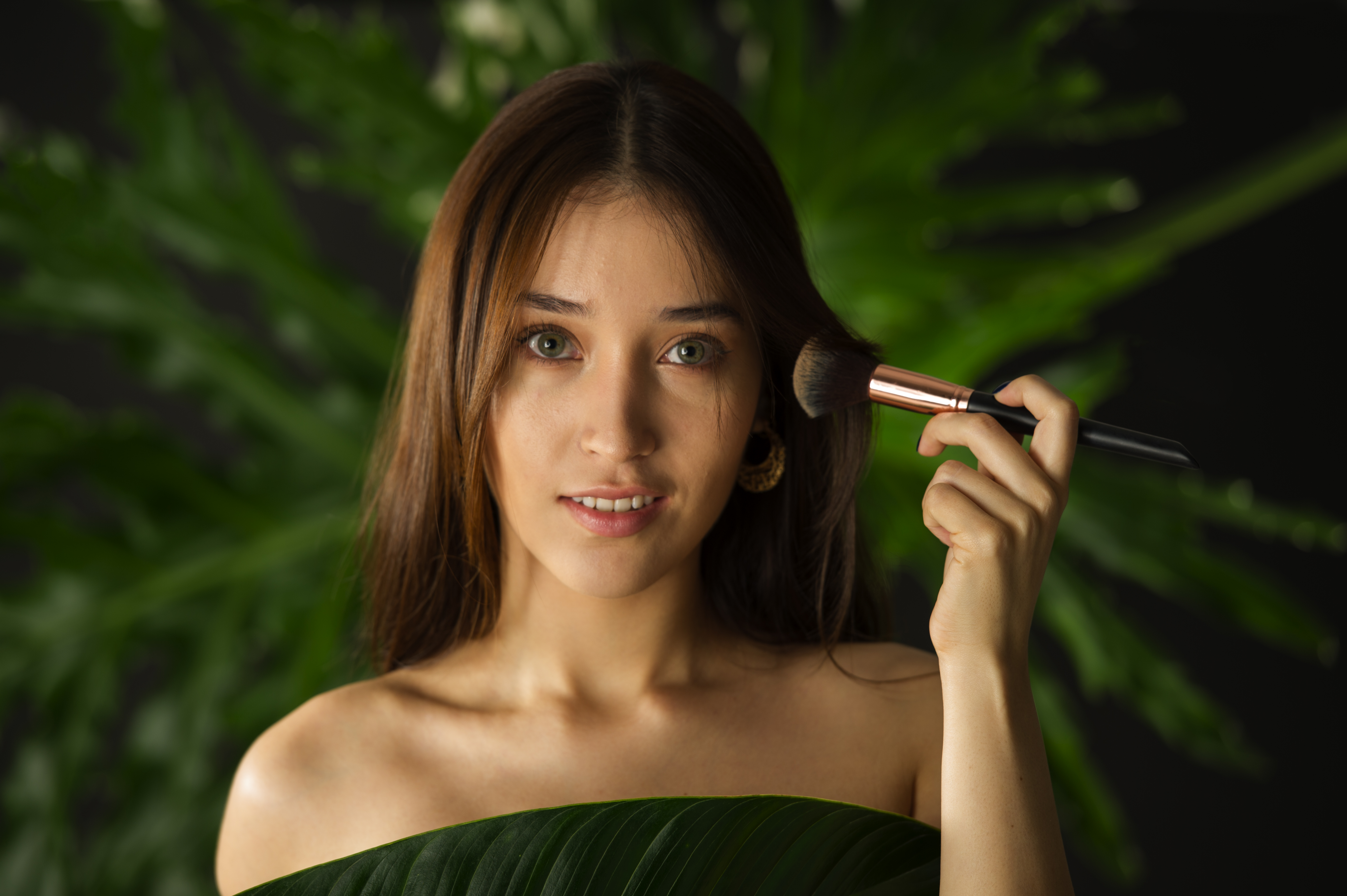 Portada de la revista tema maquillaje y alimentos de producción organica, créditos de producción Vivero El Zamorano y modelo Veronica Murillo.