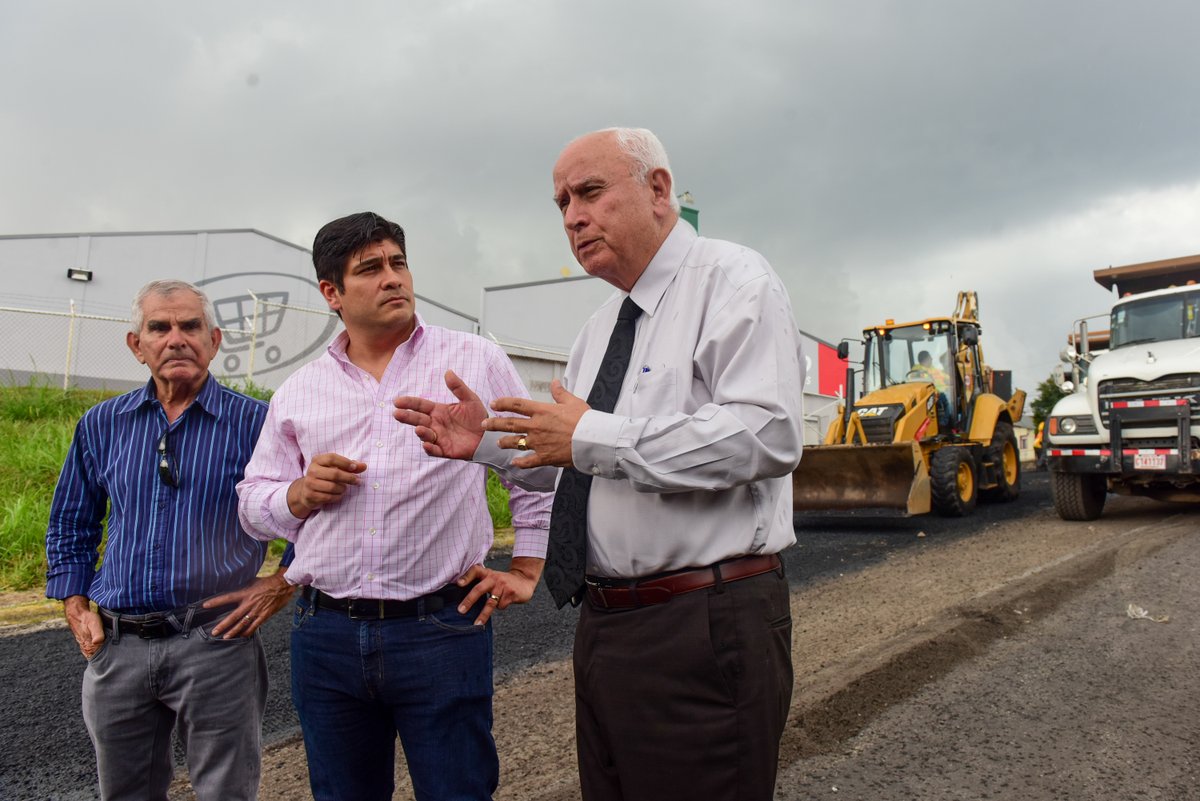 Eduardo Brenes, Carlos Alvarado y Rodolfo Méndez, durante el arranque de obras en el cruce de Moravia hacia San Blas. Foto tomada del Twitter de Carlos Alvarado