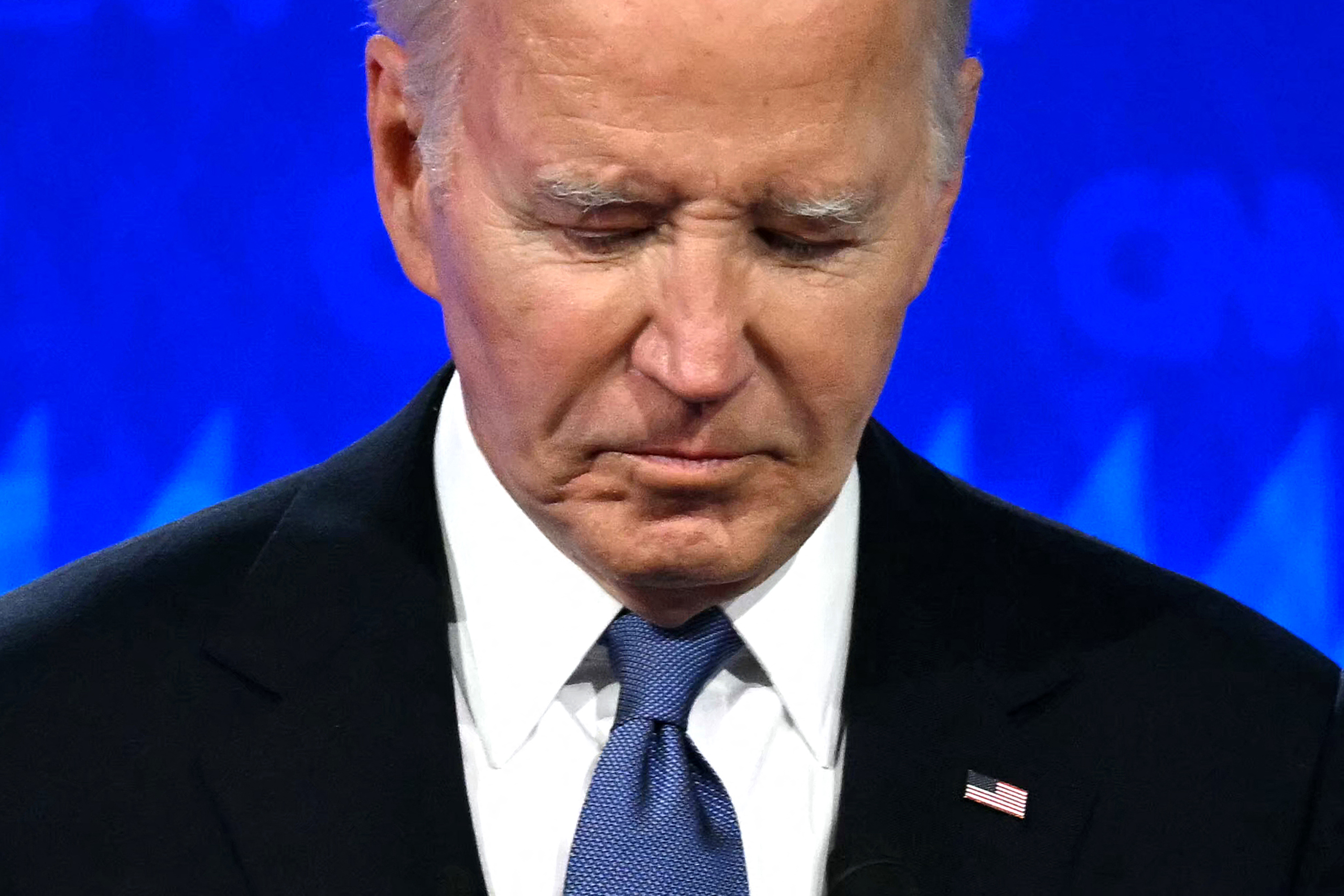 El presidente estadounidense Joe Biden mira hacia abajo mientras participa en el primer debate presidencial de las elecciones de 2024 con el expresidente estadounidense y candidato presidencial republicano Donald Trump en los estudios de CNN. (Foto: Andrew CABALLERO-REYNOLDS / AFP)