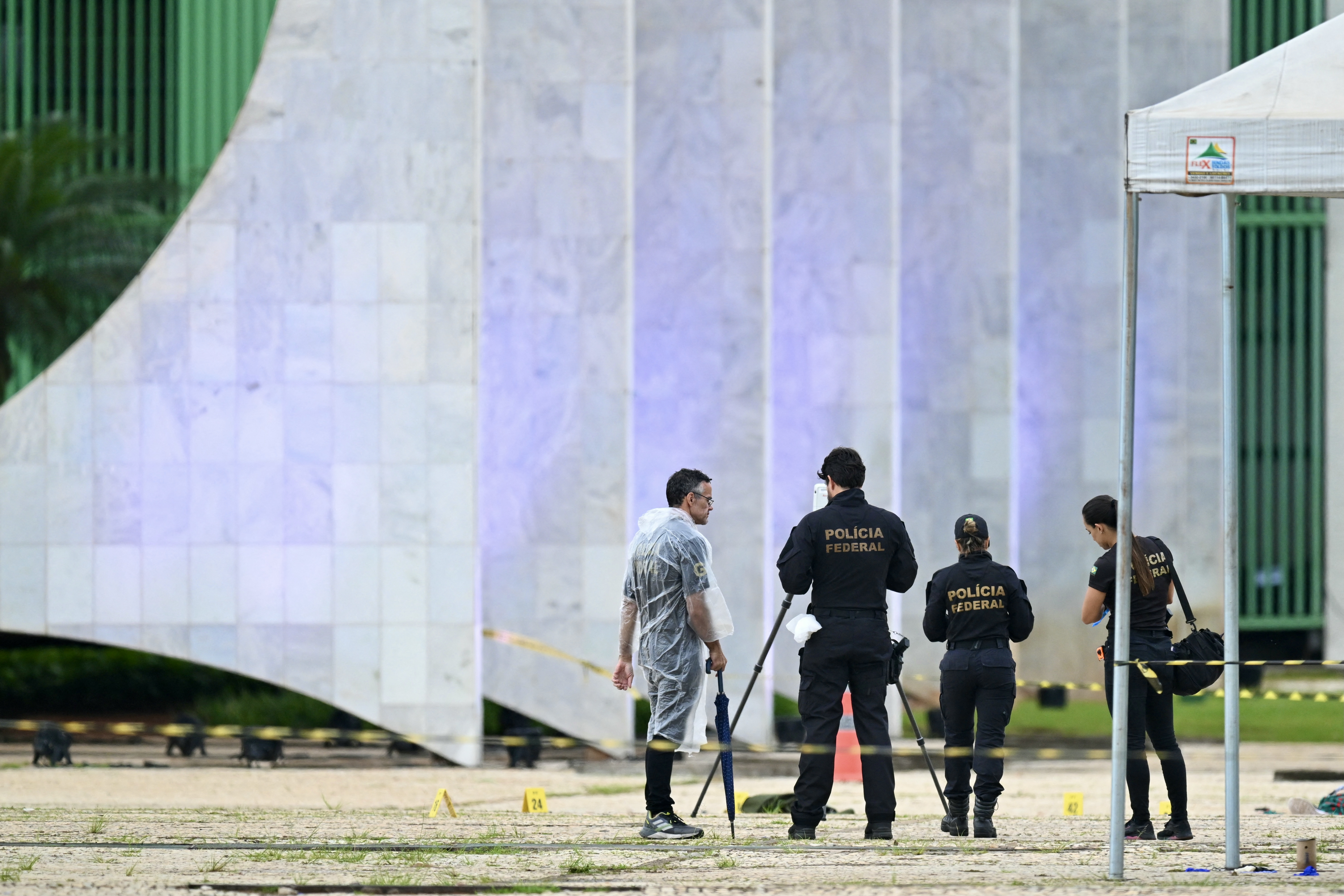 Los forenses de la Policía Federal de Brasil se encuentran junto al cuerpo de un hombre que portaba explosivos y que murió en una explosión cuando intentaba atacar la Corte Suprema de Brasil en Brasilia, dijo la policía, días antes de que el país albergue la cumbre del G20.