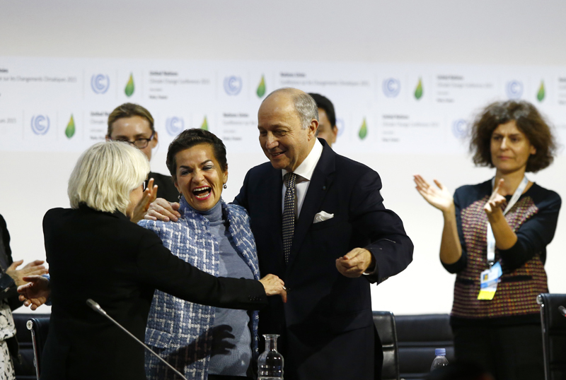 La costarricense Christiana Figueres, Secretaria Ejecutiva de la Convención Marco de Naciones Unidas sobre Cambio Climático, celebró la consecusión de un nuevo acuerdo climático con los anfitriones franceses Laurence Tubiana (izquierda) y Laurent Fabius (derecha). | AFP