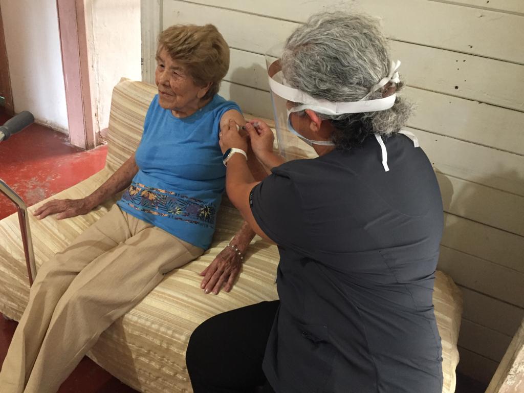 A Licitania Vargas Arce le aplicaron la vacuna contra la influenza este martes 5 de mayo, en su propia casa, luego que el área de salud de Ciudad Quesada implementara un programa espacial de vacunación domiciliar. Foto cortesía CCSS