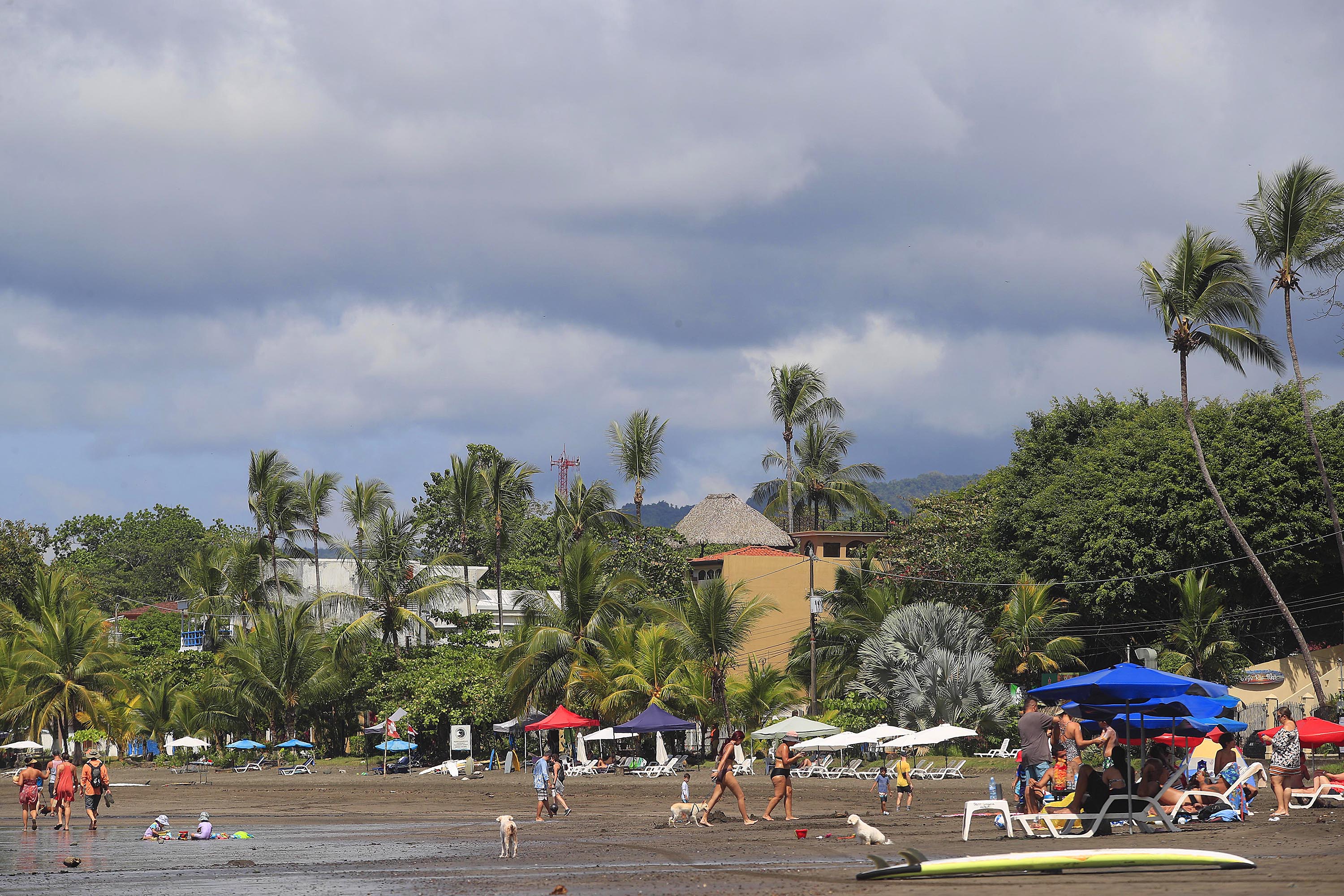 27/12/2021 Jacó. Vacacionistas aprovechan los últimos días del año y el buen clima del Pacífico para disfrutar del sol, mar y playa. Muchas familias y sus mascotas se adueñaron de la extensa playa este lunes a mediodía.