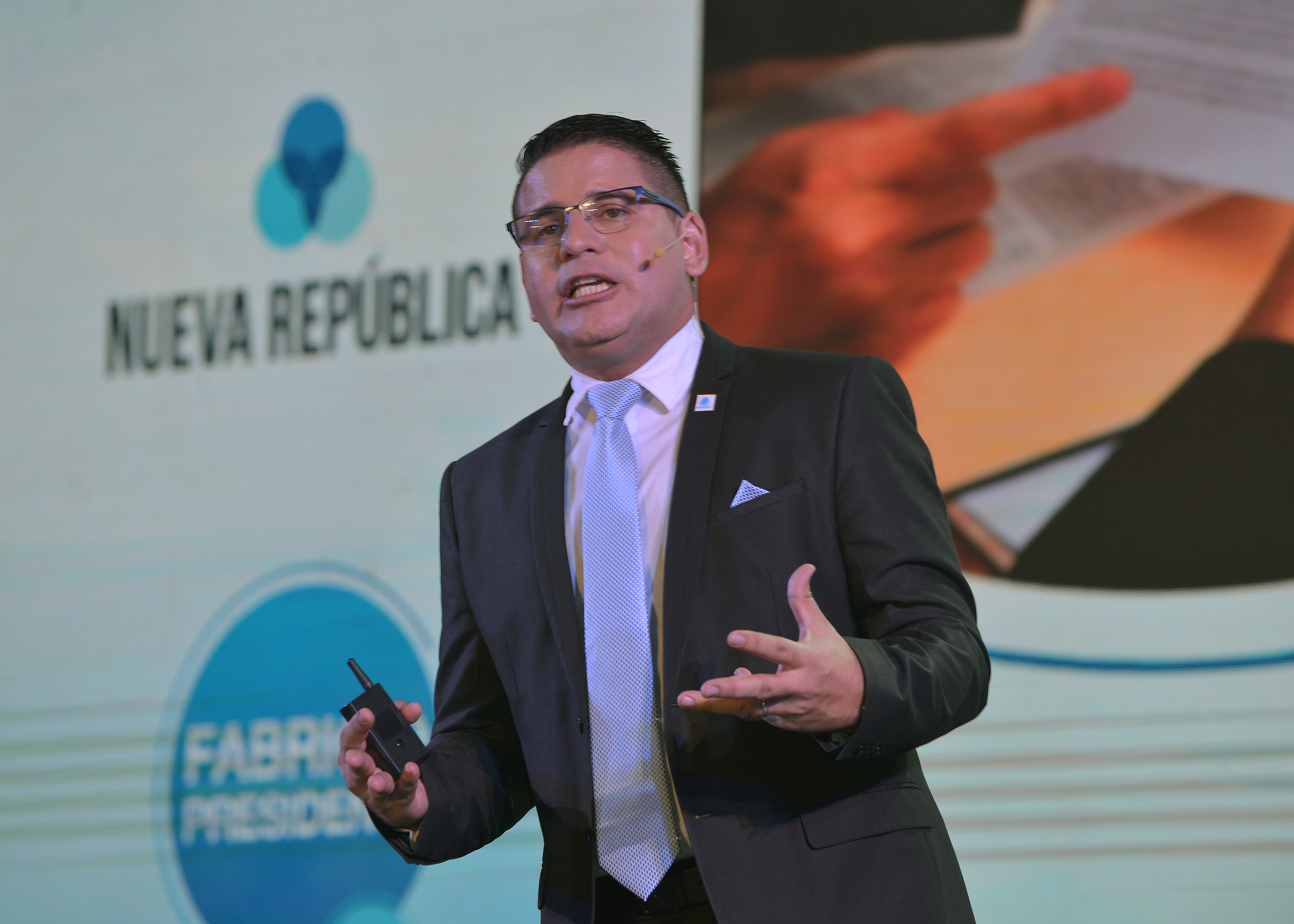 23 noviembre del 2021. Centro de Eventos Pedregal. San Antonio de Belén. El candidato presidencial por el partido Nueva República, Fabricio Alvarado, presentó su plan de gobierno para el período presidencial 2022-2026. En la foto: El candidato se presentó junto a su esposa Laura Moscoa y sus hijas Fabiana y Dariana. Foto: Alber Marín para la Nación.