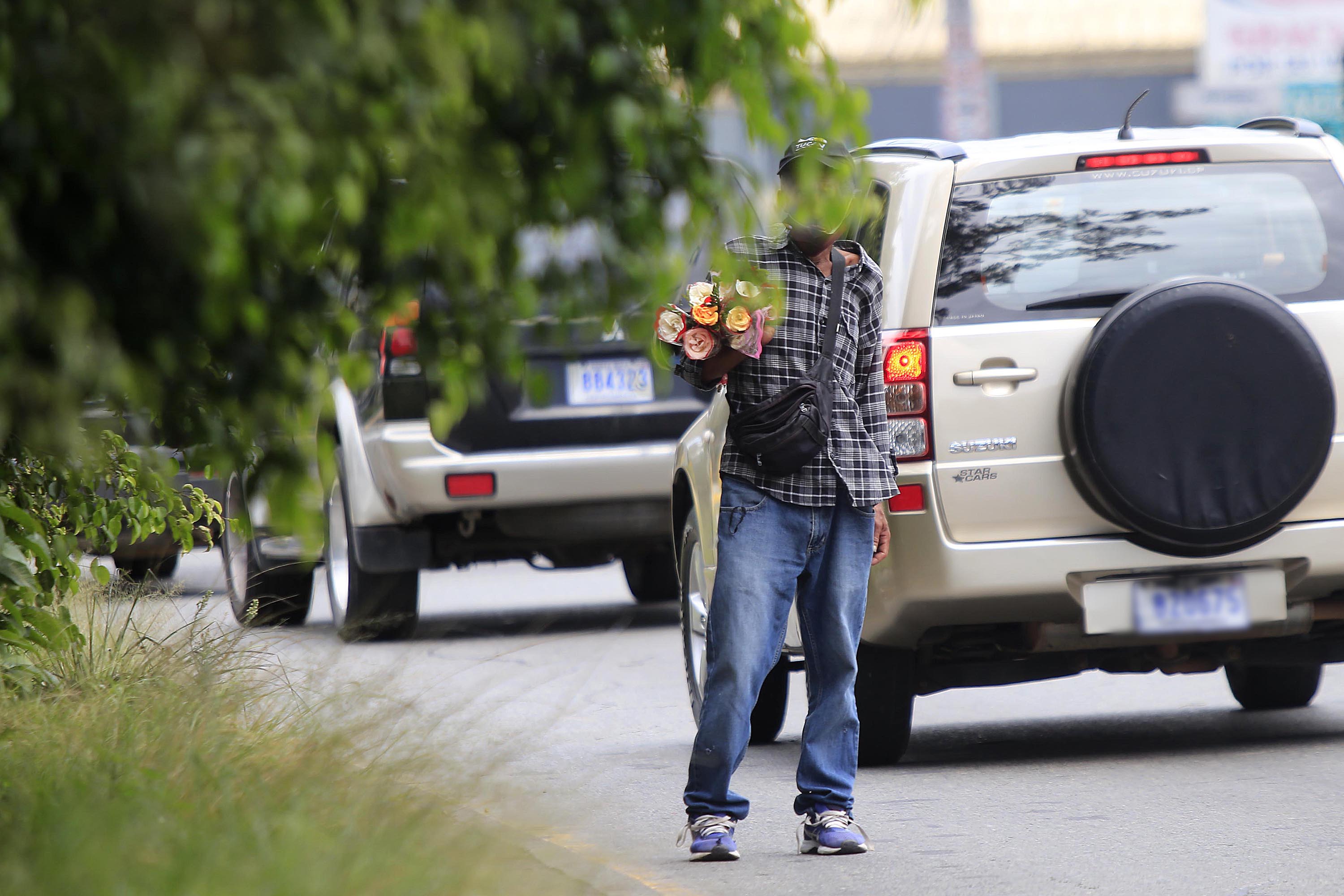 Tres de cada cuatro puestos de trabajo que se perdieron debido a la covid-19 en el segundo semestre del año 2020 estaban en el sector informal. En la foto un vendedor de rosas en Cartago.