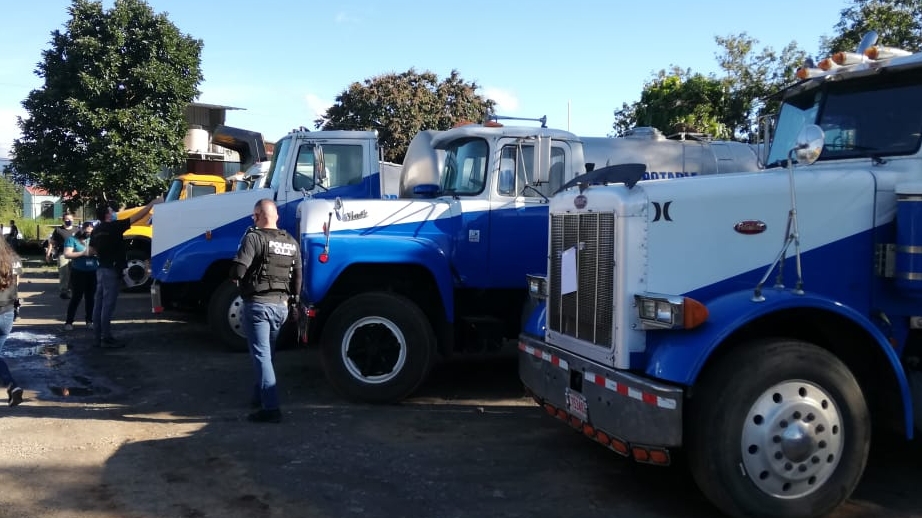 Una banda dedicada al narcotráfico fue desarticulada este martes 9 de noviembre por el OIJ. Entre los detenidos hay funcionarios públicos y miembros de la organización. En los operativos se decomisó dinero en efectivo y armas de fuego.
