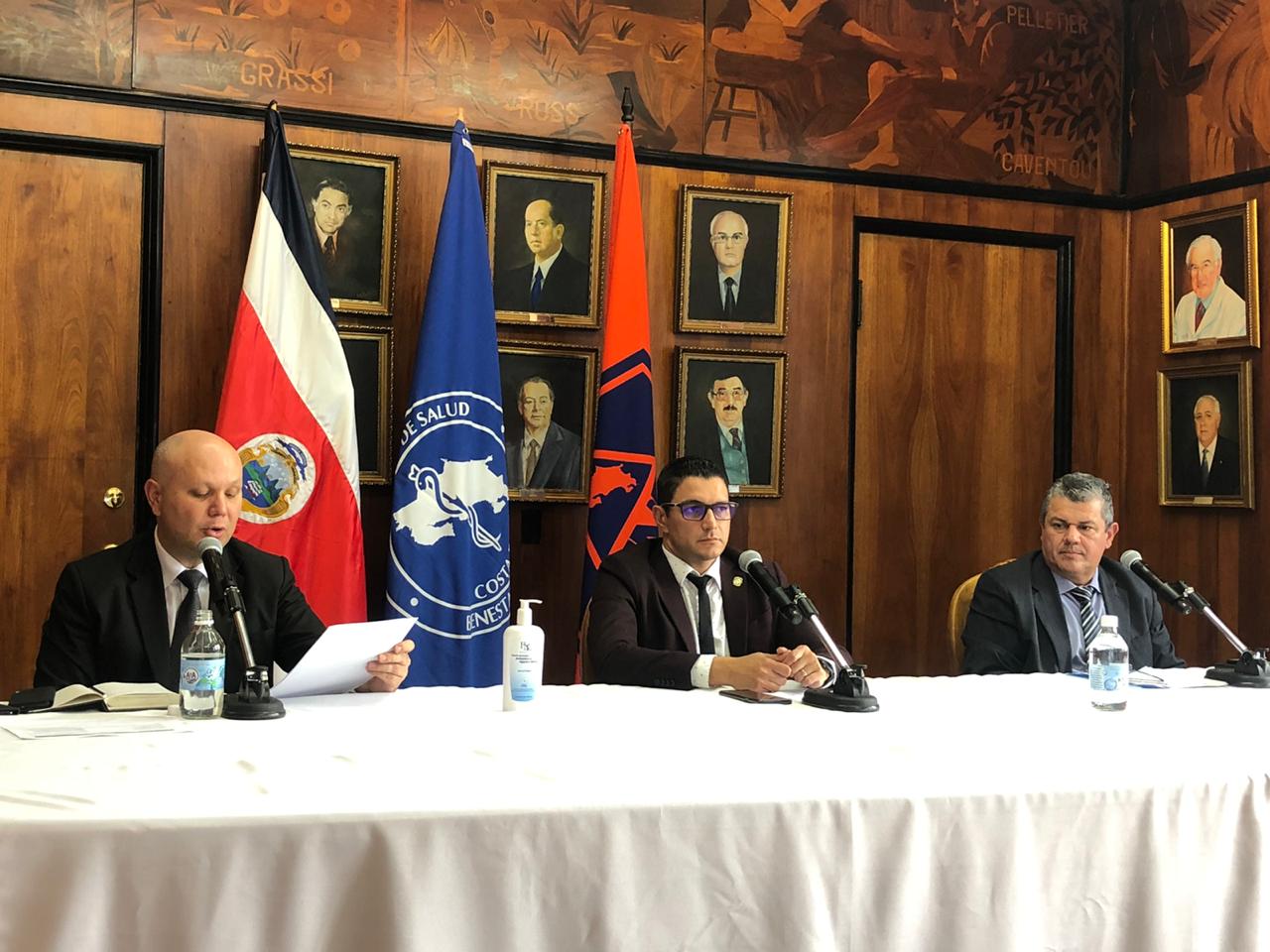 El ministro de Seguridad, Michael Soto, el de Salud, Daniel Salas, y el presidente de la Comisión Nacional de Emergencias (CNE), Alex Solís, participaron de la conferencia de prensa de este jueves 2 de abril.
Fotografía: Ministerio de Salud