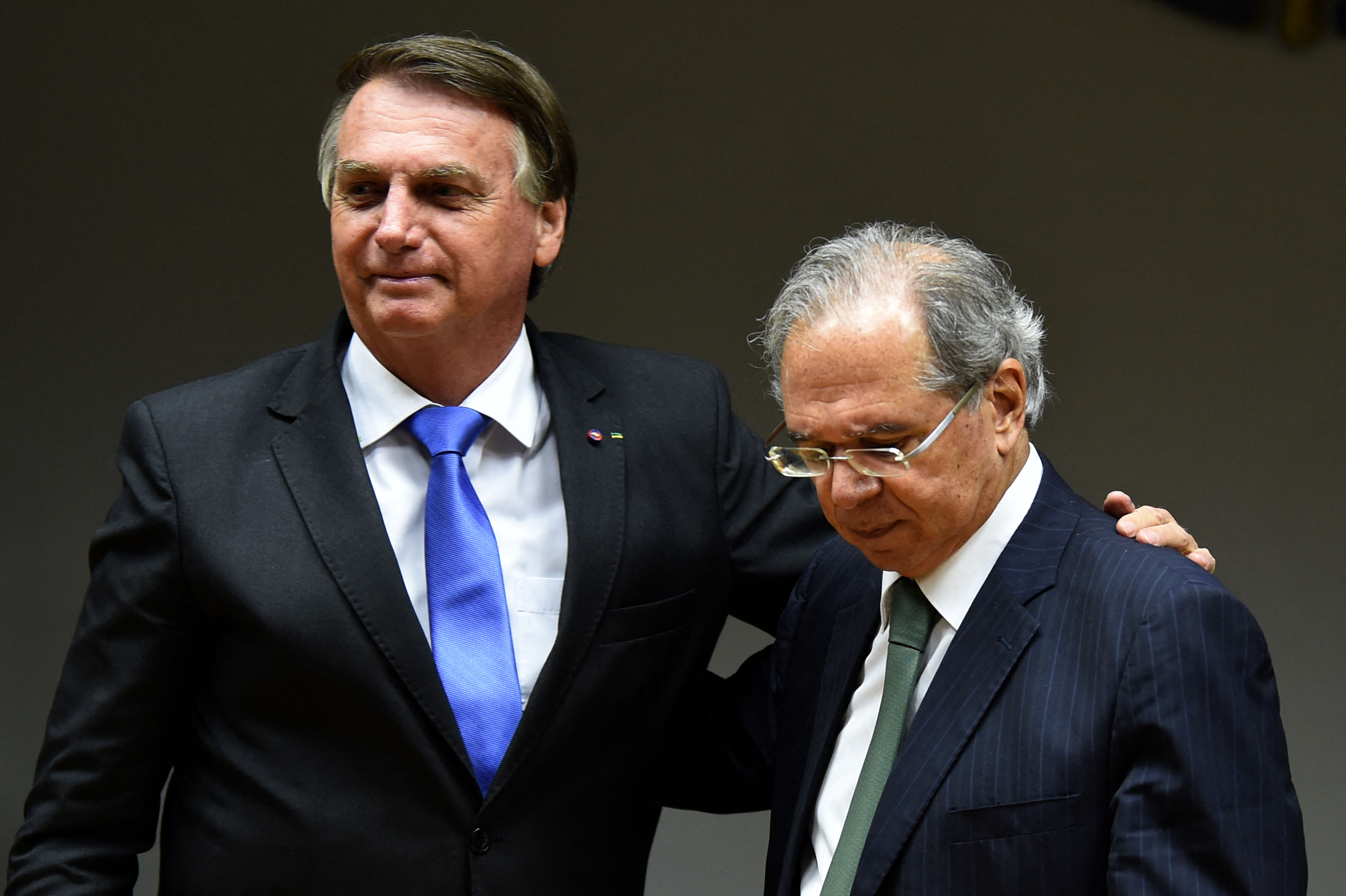 Brazilian President Jair Bolsonaro (L) and his Economy Minister Paulo Guedes (R) are seen during a press conference at the Ministry of Economy headquarters in Brasilia, on October 22, 2021. (Photo by EVARISTO SA / AFP)