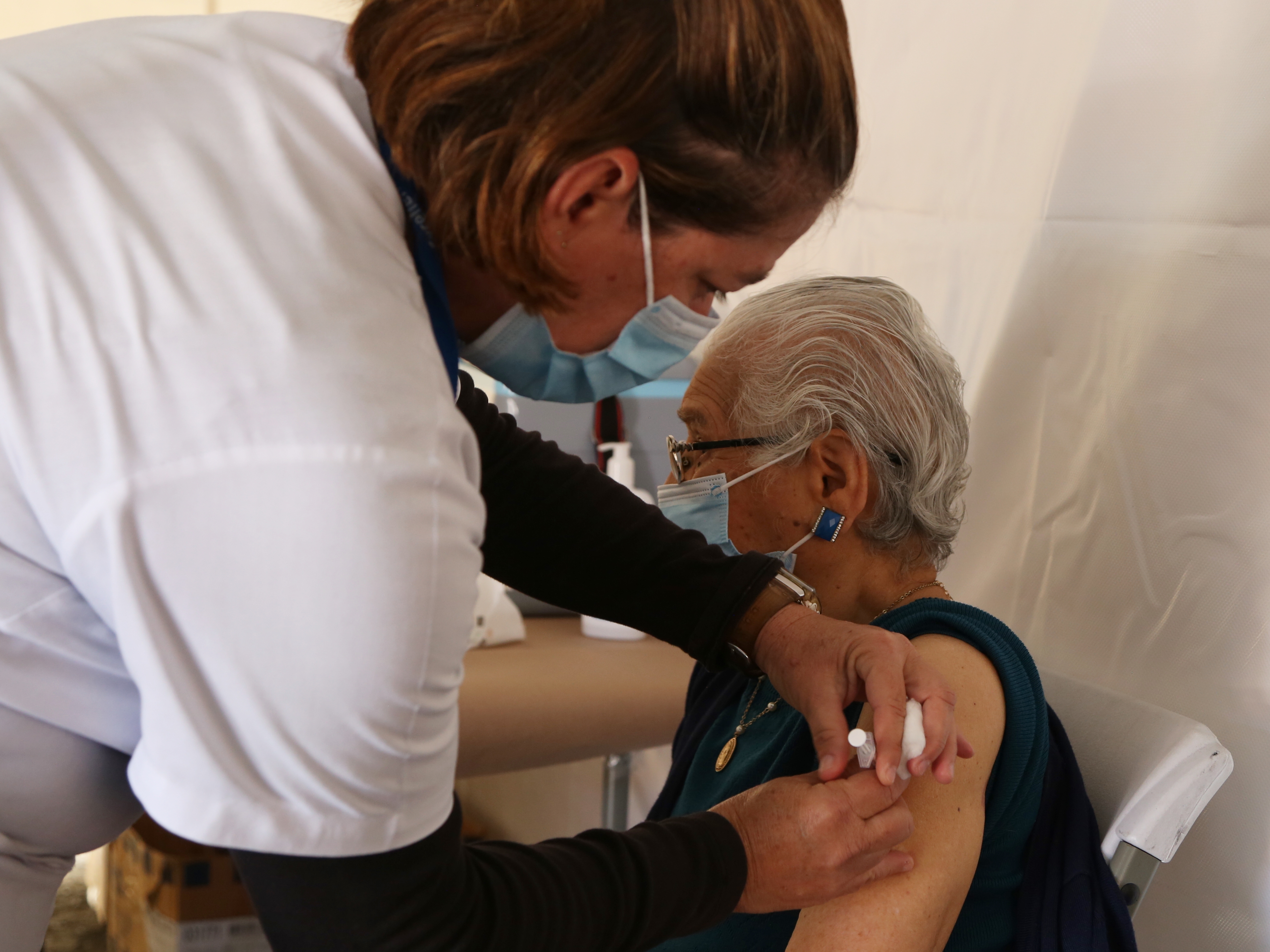 La prioridad de vacunación contra covid-19 son las personas mayores de 58 años, ellas reciben el 80% de las dosis que se reciben. Foto: CCSS