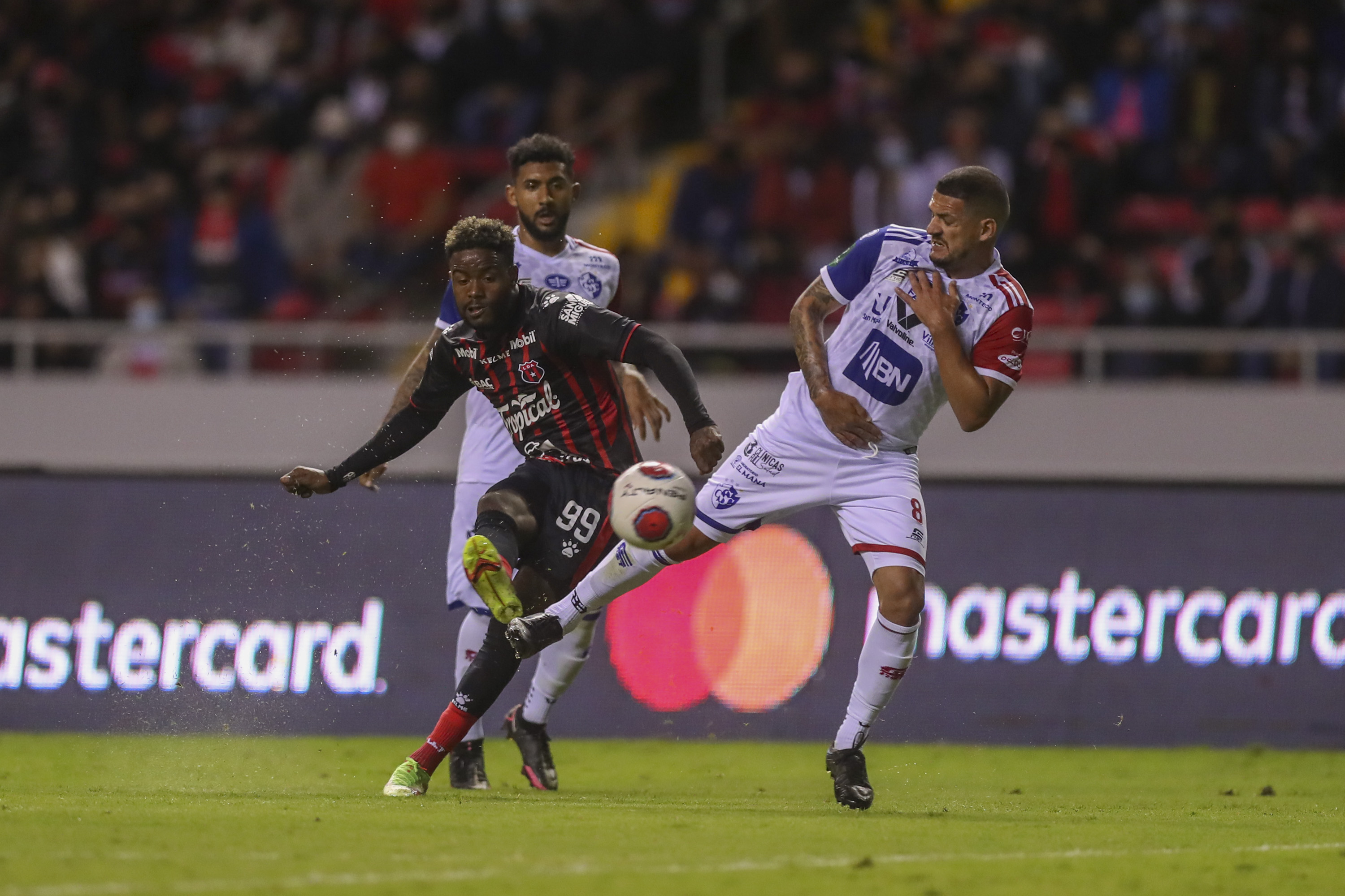 Alajuelense's big second half puts Cartagines on the ropes