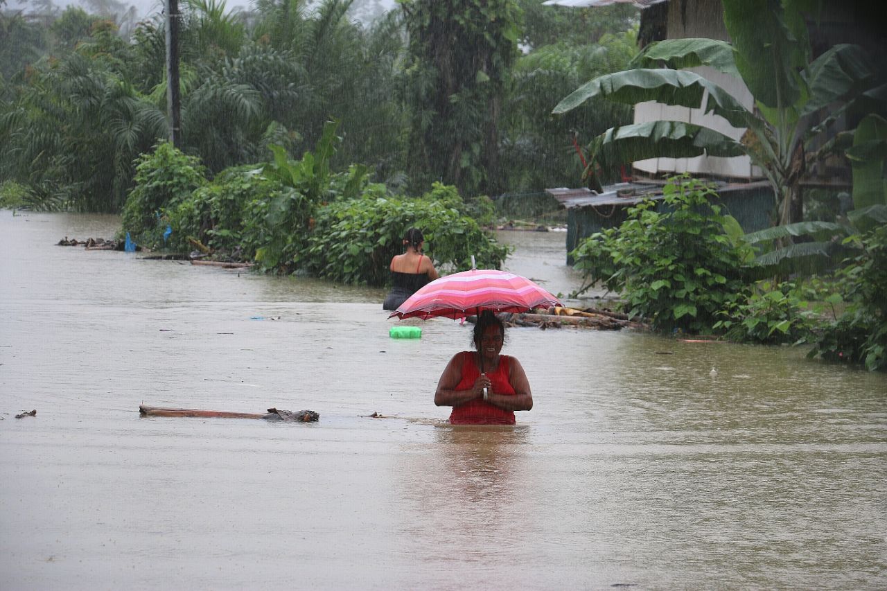 15/1/2018 El Instituto Meteorológico Nacional (IMN) informó de que este lunes habrá lluvia intensa en el Caribe y la zona norte, con acumulados de entre 60 y 200 litros por metro cuadrado en periodos de 12 a 24 horas, mientras que en el Valle Central se prevén precipitaciones intermitentes. Fotos en Matina. Foto de Reiner Montero