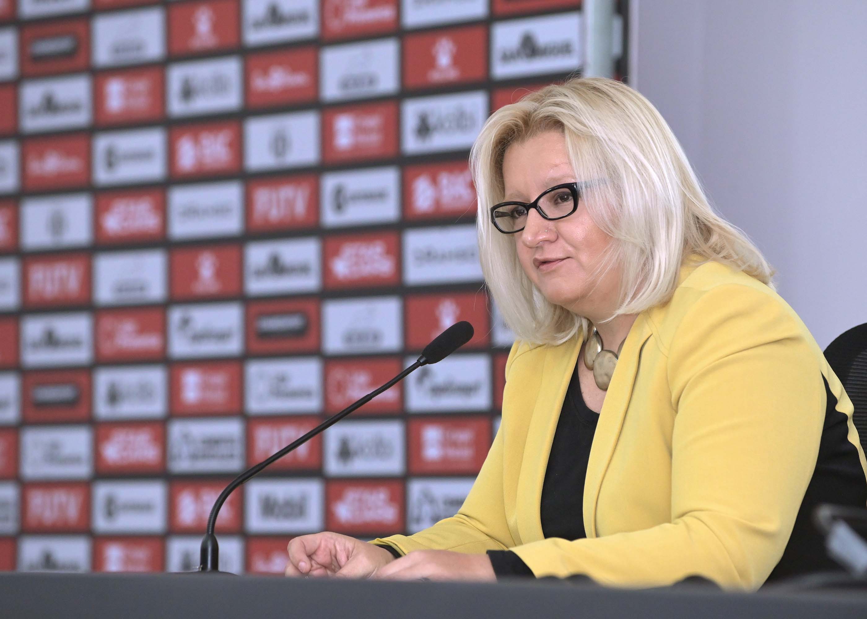 04 de marzo del 2023. Centro de alto rendimiento de la Liga Deportiva Alajuelense, Turrúcares de Alajuela. 11:00 hrs. Representantes de la Liga Deportiva Alajuelense, La Unafut, BAC, jugadoras y afionadas al fútbol femenino firmaron una carta de intenciones con el fin de profesionalizar el futbol femenino en el país. En la foto: Vicky Ross, presidenta de Unafut. Foto: Albert Marín para la Teja.