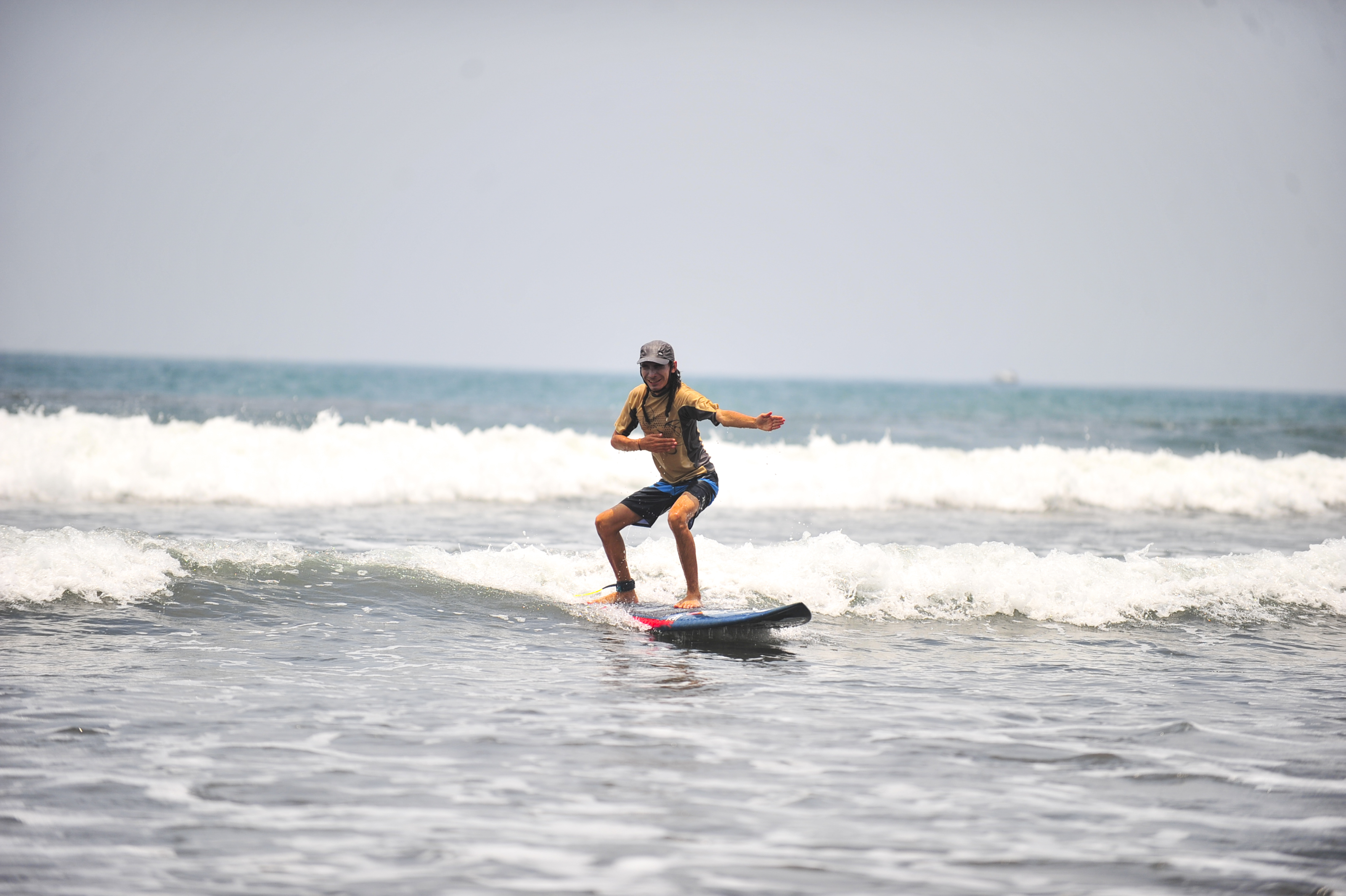 10/04/18. Jaco, Puntarenas, Costa Rica. Henry Martínez surfista no vidente, entrenando en Jaco. Fotografia, Juan Diego Villareal.