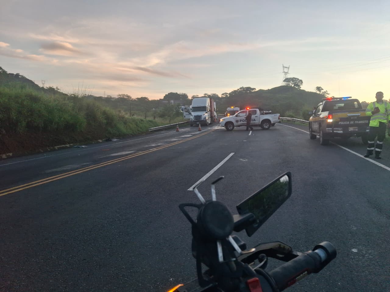 Bomberos reportó un choque entre un auto y un todoterreno en la ruta 27, Atenas, que dejó una persona fallecida y dos heridos en condición crítica.